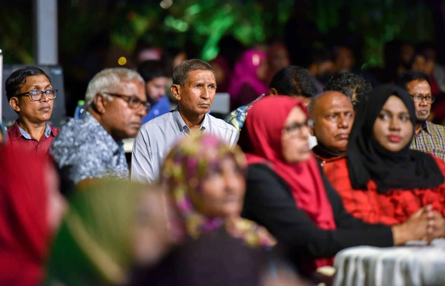 މާލޭގެ މީހުންނާއެކު ސިޓީ ކައުންސިލުން ބޭއްވި ބައްދަލުވުމުގައި ބައިވެރިވި ބައެއް މީހުން މޭޔަރު ޑރ. މުއިއްޒުގެ ވާހަކަ އަޑުއަހަނީ.---ފޮޓޯ: ފަޔާޒު މޫސާ| މިހާރު