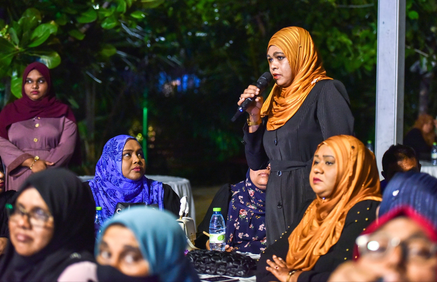 މާލޭގެ މީހުންނާއެކު ސިޓީ ކައުންސިލުން ބޭއްވި ބައްދަލުވުމުގައި އާންމު މީހެއްގެ ސުވާލު އެ ކައުންސިލްގެ މެމްބަރުންނަށް ހުށަހަޅަނީ.---ފޮޓޯ: ފަޔާޒު މޫސާ| މިހާރު