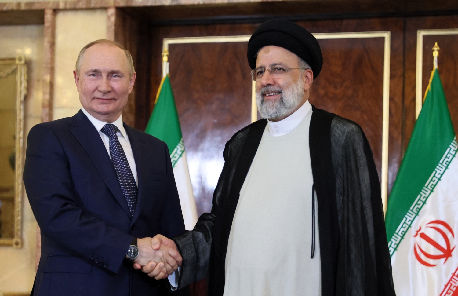 ޖުލައި 19، 2022؛ އީރާންގެ ވެރިރަށް ތެހެރާންގައި ބޭއްވި، ތުރުކީ ވިލާތާއި އީރާނާއި ރަޝިޔާގެ އެންމެ އިސް ވެރިންގެ މަހާސިންތާގައި ބައިވެރިވެވަޑައިގަތުމަށް، ރަޝިޔާގެ ރައީސް ލަޑިމިއާ ޕުޓިން (ވ) ތެހެރާނަށް ވަޑައިގަތުމުން، އީރާންގެ ރައީސް އިބްރާހީމް ރައީސީ، ޕުޓިން އަށް މަރުހަބާ ދަންނަވަނީ. --އޭއެފްޕީ