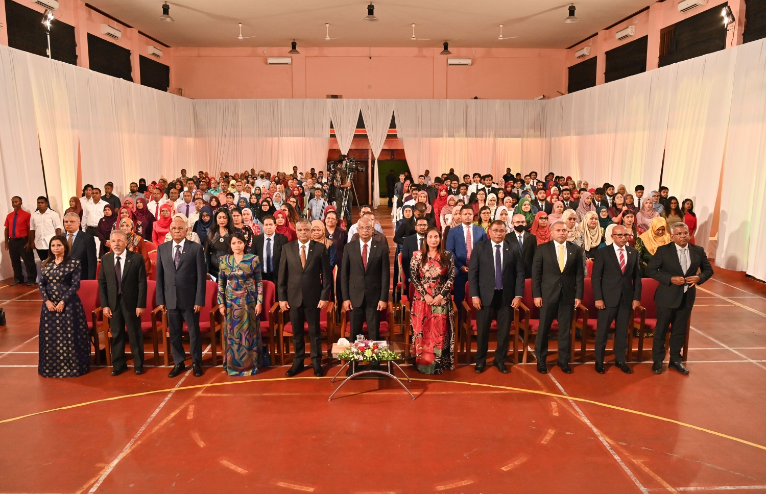 ރައީސް ދެއްވާ ހާއްސަ ސްކޮލަޝިޕާއި ހައި އެޗީވާސް ސްކޮލަޝިޕްގެ ލިޔުން ހަވާލު ކުރުމަށް ގިޔާސުއްދީން ސްކޫލުގައި ބޭއްވި ހަފުލާގައި ރައީސް އިބްރާހިމް މުހައްމަދު ސޯލިހުގެ އިތުރުން ސަރުކާރުގެ ބައެއް ވަޒީރުންނާއި ދަރިވަރުން ބައވެރިވަނީ.-- ފޮޓޯ: ރައީސް އޮފީސް