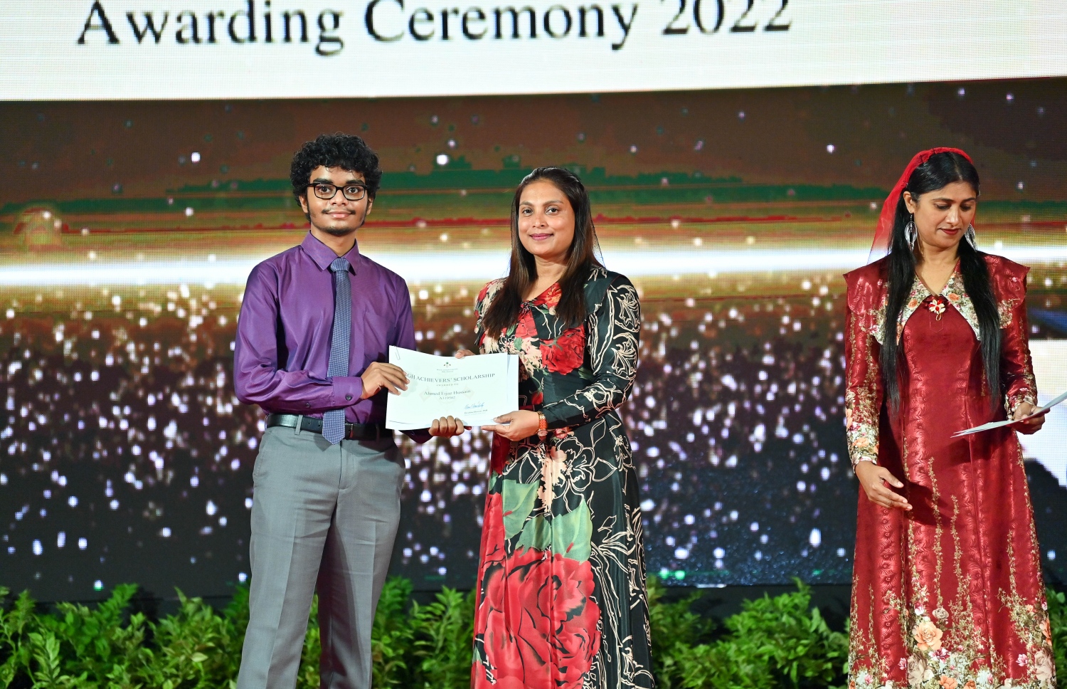 ރައީސް ދެއްވާ ހާއްސަ ސްކޮލަޝިޕާއި ހައި އެޗީވާސް ސްކޮލަޝިޕްގެ ލިޔުން ހަވާލު ކުރުމަށް ގިޔާސުއްދީން ސްކޫލުގައި ބޭއްވި ހަފުލާގައި އެޑިއުކޭޝަން މިނިސްޓަރު އައިޝަތު އަލީ، ހައި އެޗީވާސް ސްކޮލަޝިޕް ލިބުނު ދަރިވަރަކަށް ލިޔުން ހަވާލު ކުރައްވަނީ.-- ފޮޓޯ: ރައީސް އޮފީސް