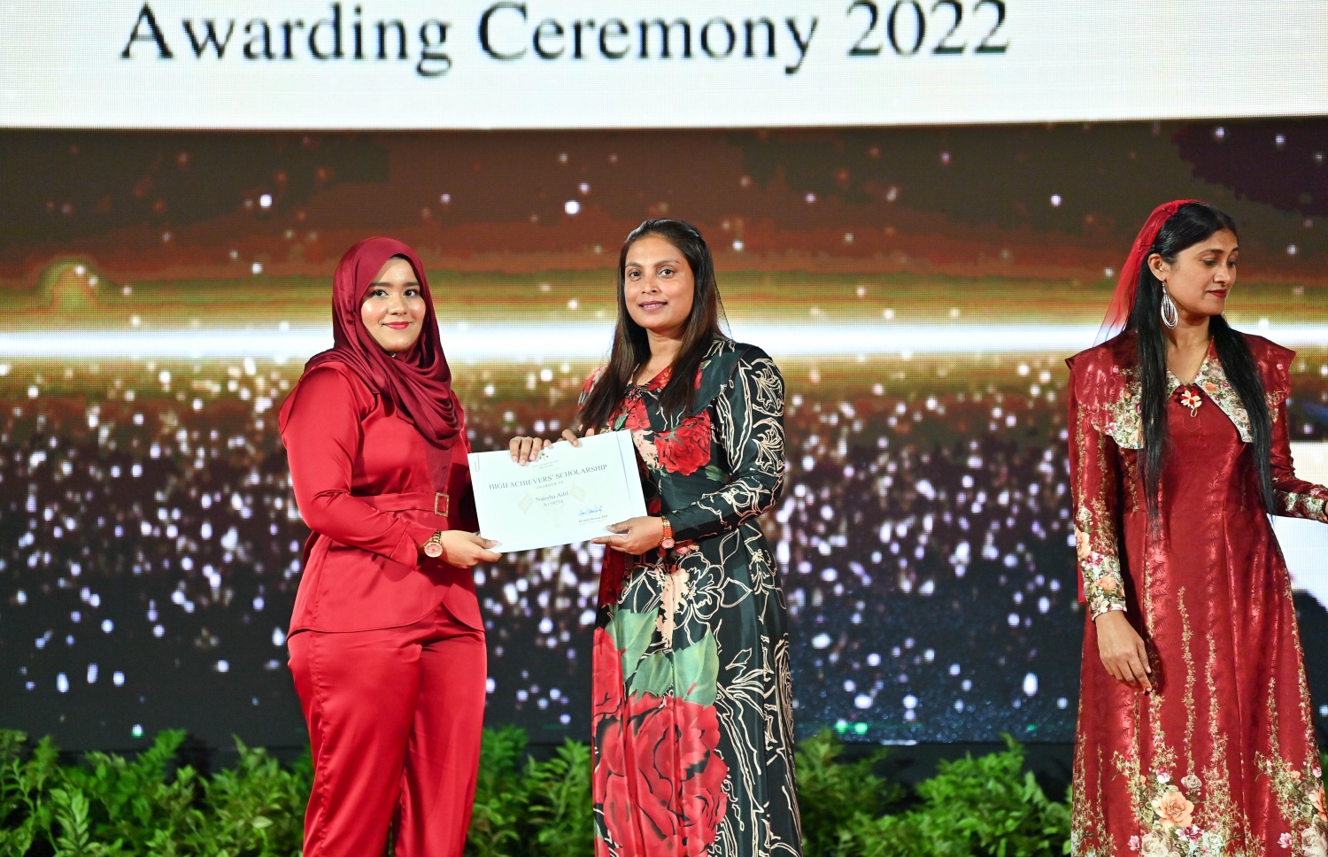 ރައީސް ދެއްވާ ހާއްސަ ސްކޮލަޝިޕާއި ހައި އެޗީވާސް ސްކޮލަޝިޕްގެ ލިޔުން ހަވާލު ކުރުމަށް ގިޔާސުއްދީން ސްކޫލުގައި ބޭއްވި ހަފުލާގައި އެޑިއުކޭޝަން މިނިސްޓަރު އައިޝަތު އަލީ، ހައި އެޗީވާސް ސްކޮލަޝިޕް ލިބުނު ދަރިވަރަކަށް ލިޔުން ހަވާލު ކުރައްވަނީ.-- ފޮޓޯ: ރައީސް އޮފީސް