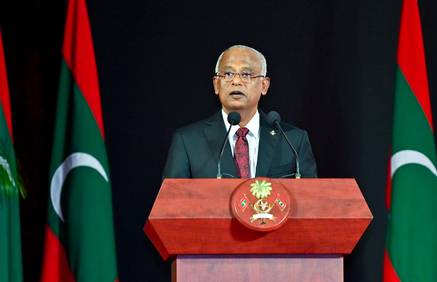 ރައީސް ދެއްވާ ހާއްސަ ސްކޮލަޝިޕާއި ހައި އެޗީވާސް ސްކޮލަޝިޕްގެ ލިޔުން ހަވާލު ކުރުމަށް ގިޔާސުއްދީން ސްކޫލުގައި ރޭ ބޭއްވި ހަފުލާގައި ރައީސް އިބްރާހިމް މުހައްމަދު ސޯލިހު ވާހަކަފުޅު ދައްކަވަނީ.-- ފޮޓޯ: ރައީސް އޮފީސް