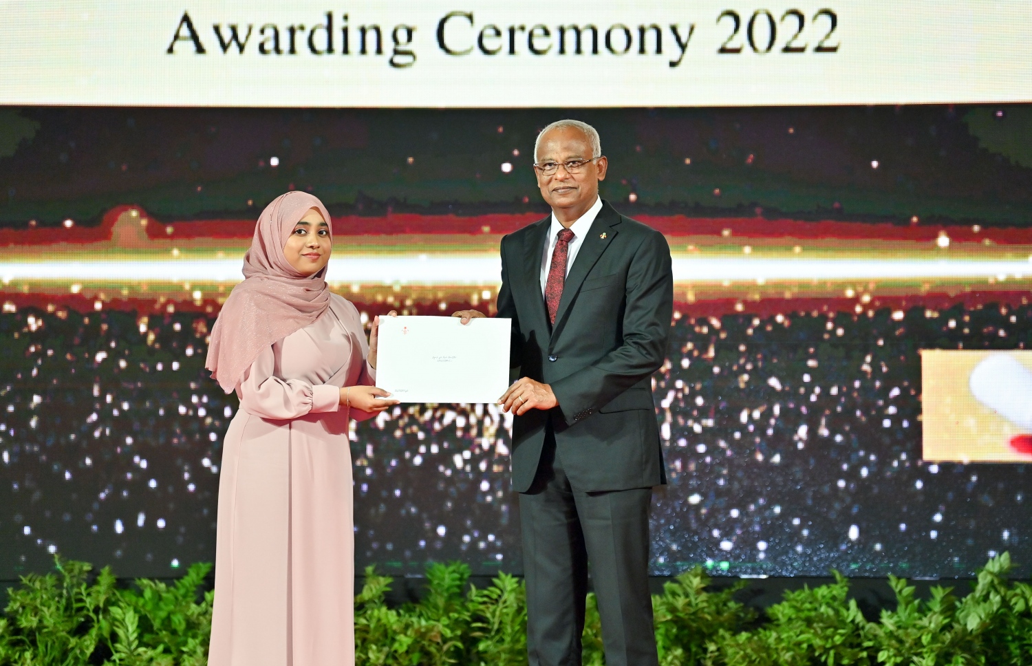 ރައީސް ދެއްވާ ހާއްސަ ސްކޮލަޝިޕާއި ހައި އެޗީވާސް ސްކޮލަޝިޕްގެ ލިޔުން ހަވާލު ކުރުމަށް ގިޔާސުއްދީން ސްކޫލުގައި ބޭއްވި ހަފުލާގައި ރައީސް އިބްރާހިމް މުހައްމަދު ސޯލިހު، މަތީ ސާނަވީ އިމްތިހާނުން އެއްވަނަ ހޯދި ދަރިވަރަކަށް ރައީސް ދެއްވާ ހާއްސަ ސްކޮލަޝިޕްގެ ލިޔުން ހަވާލު ކުރައްވަނީ.-- ފޮޓޯ: ރައީސް އޮފީސް