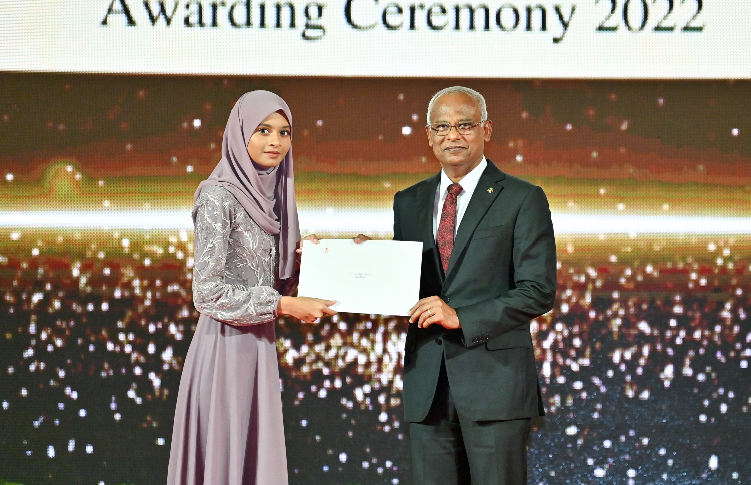 ރައީސް ދެއްވާ ހާއްސަ ސްކޮލަޝިޕާއި ހައި އެޗީވާސް ސްކޮލަޝިޕްގެ ލިޔުން ހަވާލު ކުރުމަށް ގިޔާސުއްދީން ސްކޫލުގައި ބޭއްވި ހަފުލާގައި ރައީސް އިބްރާހިމް މުހައްމަދު ސޯލިހު، މަތީ ސާނަވީ އިމްތިހާނުން އެއްވަނަ ހޯދި ދަރިވަރަކަށް ރައީސް ދެއްވާ ހާއްސަ ސްކޮލަޝިޕްގެ ލިޔުން ހަވާލު ކުރައްވަނީ.-- ފޮޓޯ: ރައީސް އޮފީސް