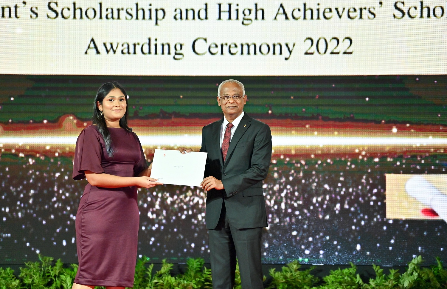 ރައީސް ދެއްވާ ހާއްސަ ސްކޮލަޝިޕާއި ހައި އެޗީވާސް ސްކޮލަޝިޕްގެ ލިޔުން ހަވާލު ކުރުމަށް ގިޔާސުއްދީން ސްކޫލުގައި ބޭއްވި ހަފުލާގައި ރައީސް އިބްރާހިމް މުހައްމަދު ސޯލިހު، މަތީ ސާނަވީ އިމްތިހާނުން އެއްވަނަ ހޯދި ދަރިވަރަކަށް ރައީސް ދެއްވާ ހާއްސަ ސްކޮލަޝިޕްގެ ލިޔުން ހަވާލު ކުރައްވަނީ.-- ފޮޓޯ: ރައީސް އޮފީސް