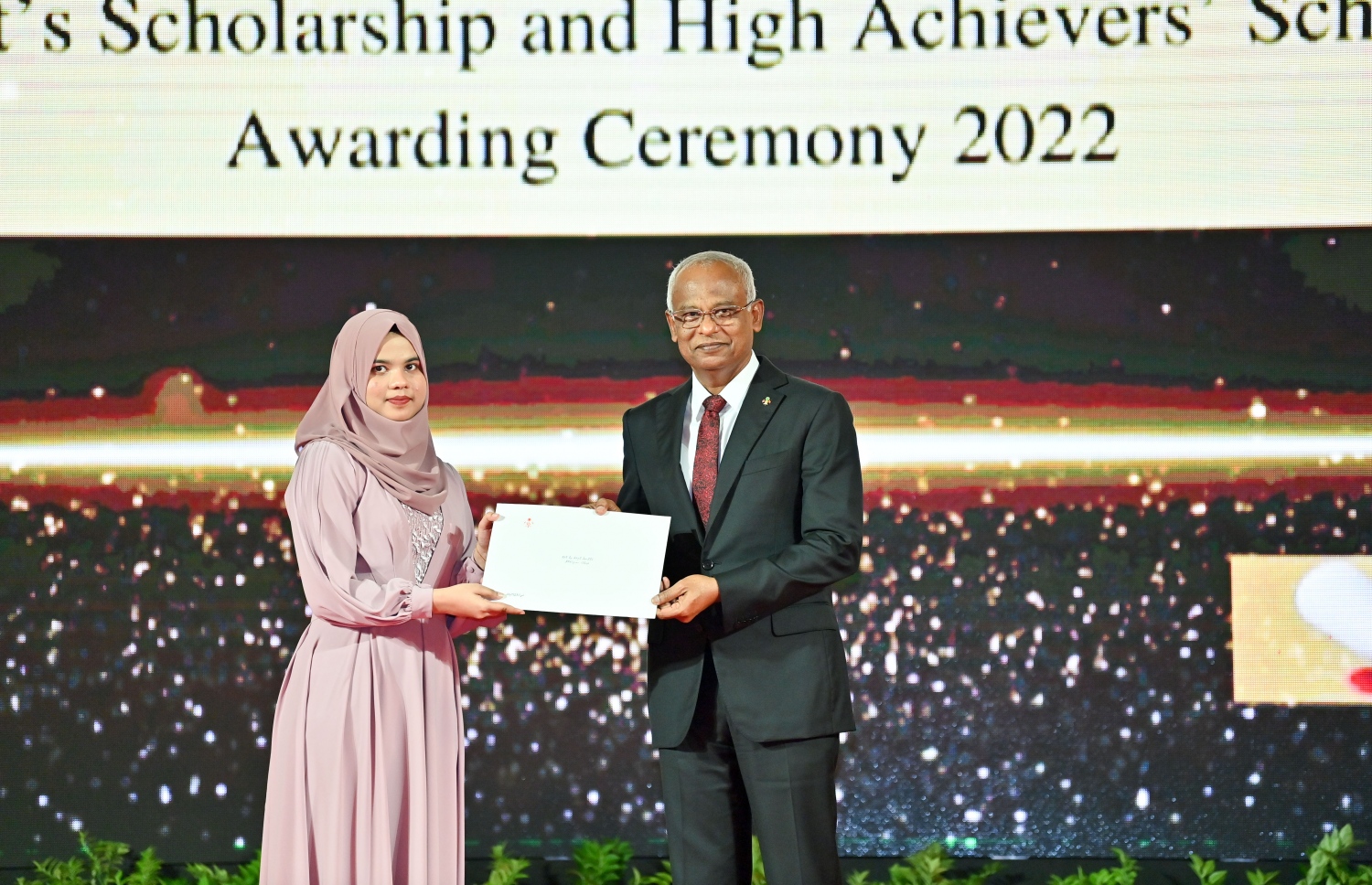 ރައީސް ދެއްވާ ހާއްސަ ސްކޮލަޝިޕާއި ހައި އެޗީވާސް ސްކޮލަޝިޕްގެ ލިޔުން ހަވާލު ކުރުމަށް ގިޔާސުއްދީން ސްކޫލުގައި ބޭއްވި ހަފުލާގައި ރައީސް އިބްރާހިމް މުހައްމަދު ސޯލިހު، މަތީ ސާނަވީ އިމްތިހާނުން އެއްވަނަ ހޯދި ދަރިވަރަކަށް ރައީސް ދެއްވާ ހާއްސަ ސްކޮލަޝިޕްގެ ލިޔުން ހަވާލު ކުރައްވަނީ.-- ފޮޓޯ: ރައީސް އޮފީސް