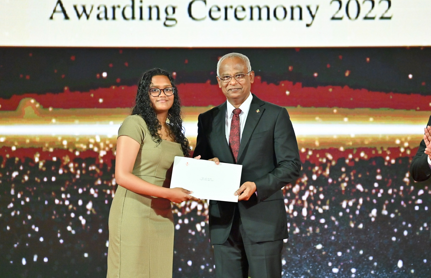 ރައީސް ދެއްވާ ހާއްސަ ސްކޮލަޝިޕްގެ ލިޔުން ހަވާލު ކުރުމުގެ ހަފުލާ