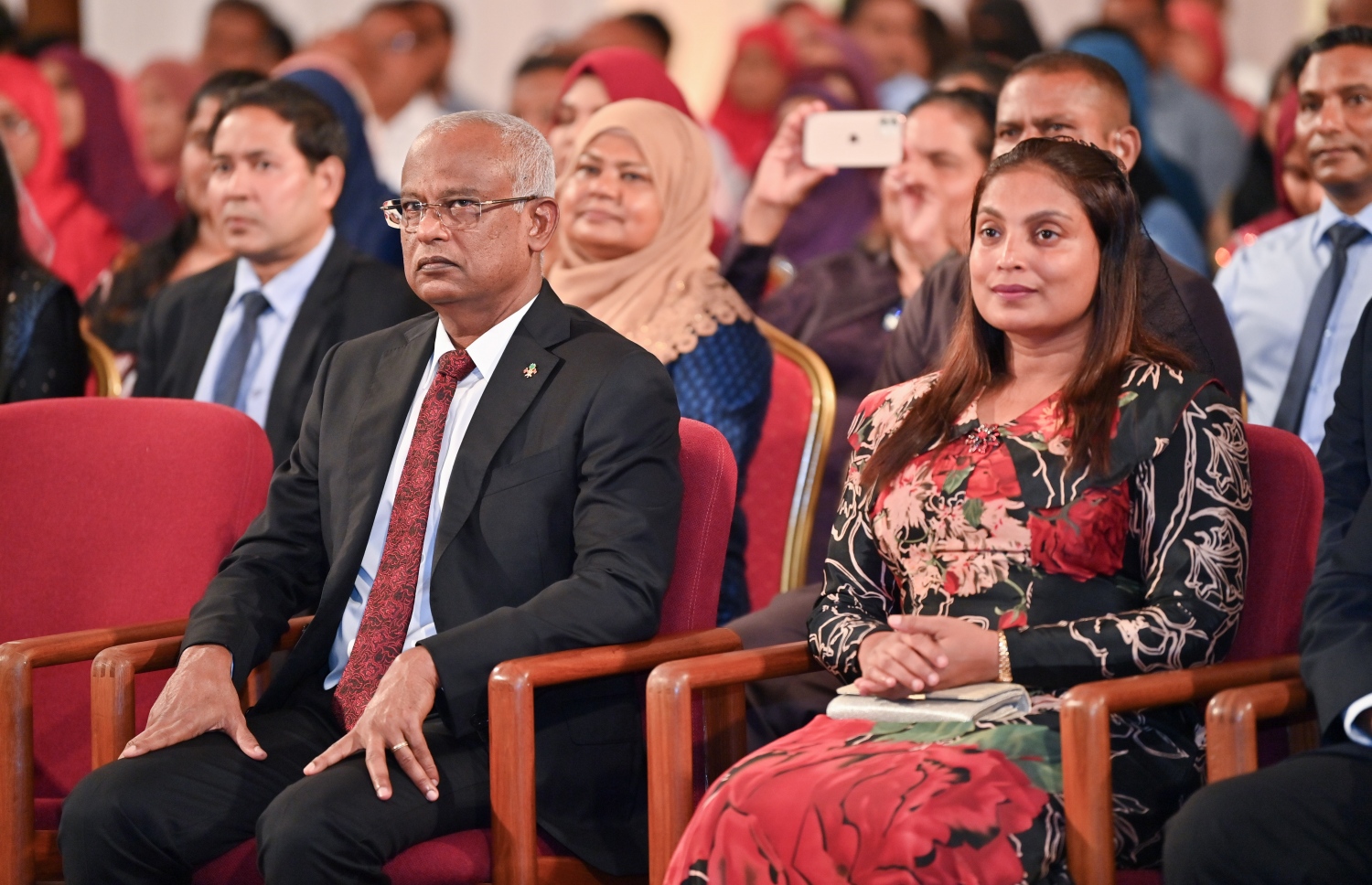 ރައީސް ދެއްވާ ހާއްސަ ސްކޮލަޝިޕާއި ހައި އެޗީވާސް ސްކޮލަޝިޕްގެ ލިޔުން ހަވާލު ކުރުމަށް ގިޔާސުއްދީން ސްކޫލުގައި ބޭއްވި ހަފުލާގައި ރައީސް އިބްރާހިމް މުހައްމަދު ސޯލިހާއި(ވ) އަދި އެޑިއުކޭޝަން މިނިސްޓަރު އައިޝަތު އަލީ(ކ) ބައިވެރިވެ ވަޑައިގަންނަވަނީ.-- ފޮޓޯ: ރައީސް އޮފީސް