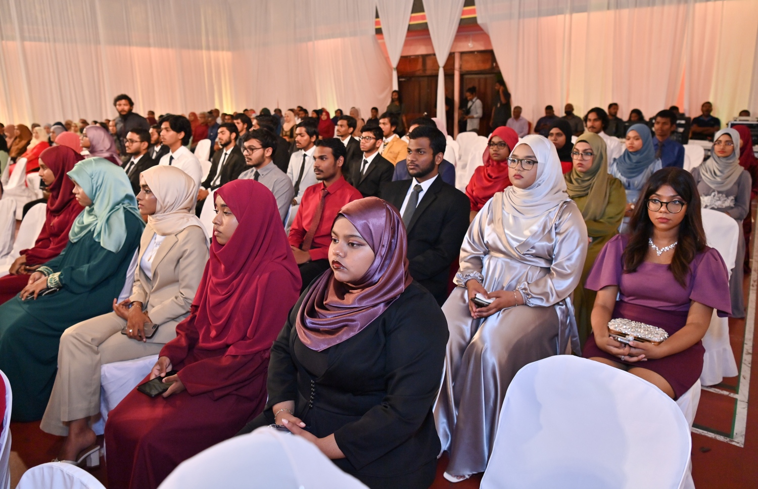 ރައީސް ދެއްވާ ހާއްސަ ސްކޮލަޝިޕާއި ހައި އެޗީވާސް ސްކޮލަޝިޕްގެ ލިޔުން ހަވާލު ކުރުމަށް ގިޔާސުއްދީން ސްކޫލުގައި ބޭއްވި ހަފުލާގައި ދަރިވަރުން ބައިވެރިވަނީ.-- ފޮޓޯ: ރައީސް އޮފީސް