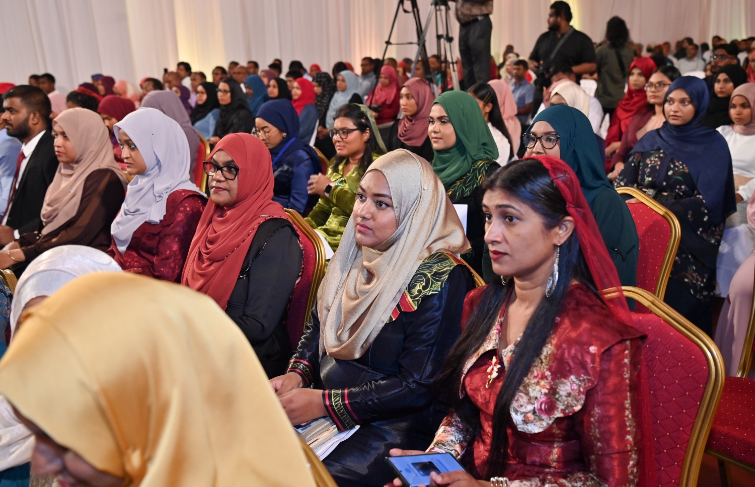 ރައީސް ދެއްވާ ހާއްސަ ސްކޮލަޝިޕާއި ހައި އެޗީވާސް ސްކޮލަޝިޕްގެ ލިޔުން ހަވާލު ކުރުމަށް ގިޔާސުއްދީން ސްކޫލުގައި ބޭއްވި ހަފުލާގެ ތެރެއިން.-- ފޮޓޯ: ރައީސް އޮފީސް