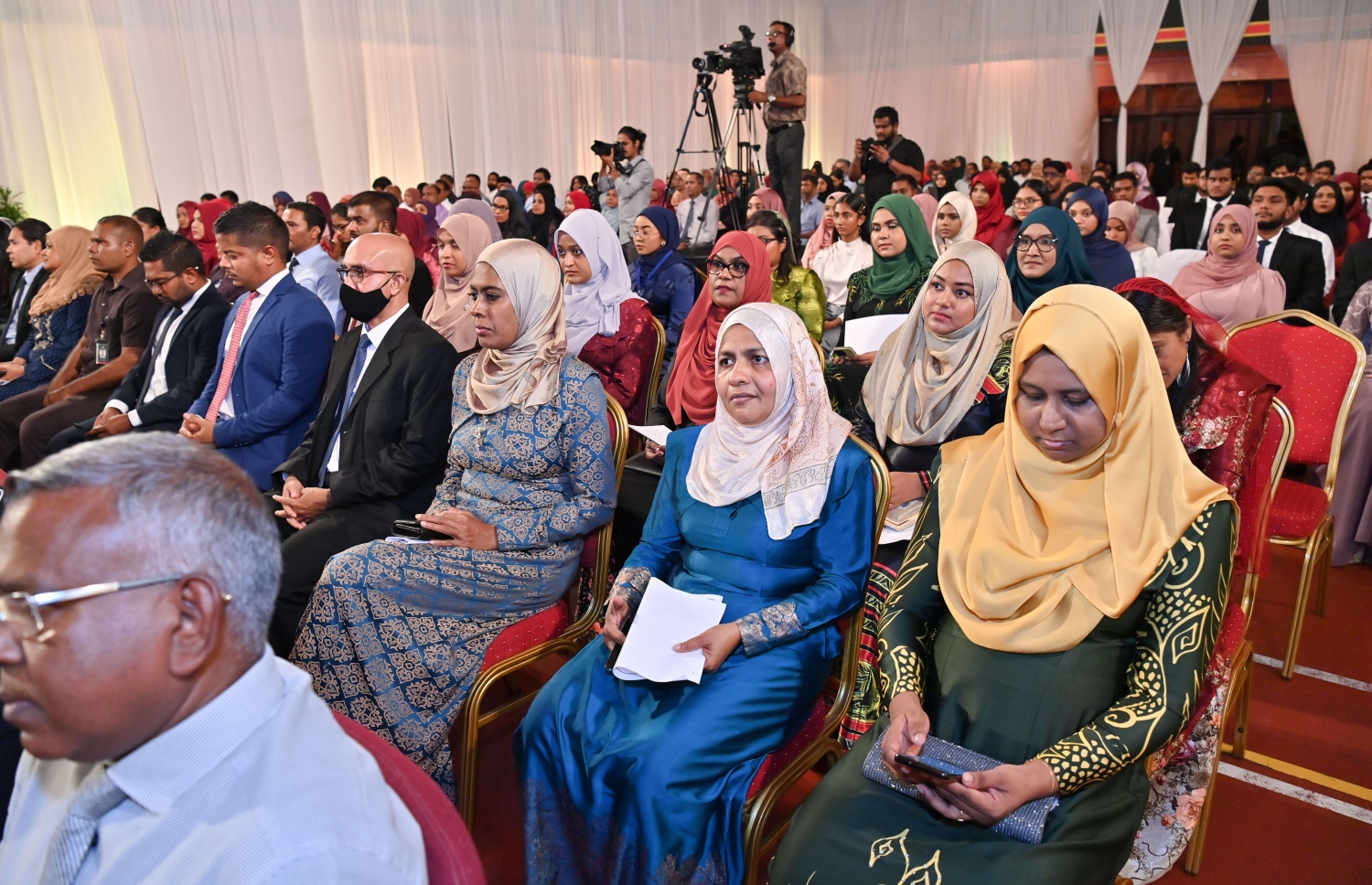 ރައީސް ދެއްވާ ހާއްސަ ސްކޮލަޝިޕާއި ހައި އެޗީވާސް ސްކޮލަޝިޕްގެ ލިޔުން ހަވާލު ކުރުމަށް ގިޔާސުއްދީން ސްކޫލުގައި ބޭއްވި ހަފުލާގެ ތެރެއިން.-- ފޮޓޯ: ރައީސް އޮފީސް