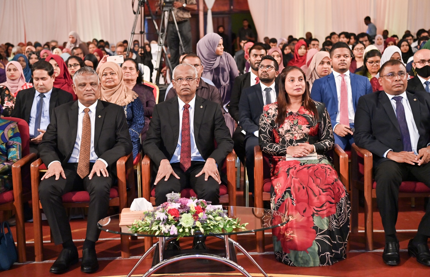 ރައީސް ދެއްވާ ހާއްސަ ސްކޮލަޝިޕާއި ހައި އެޗީވާސް ސްކޮލަޝިޕްގެ ލިޔުން ހަވާލު ކުރުމަށް ގިޔާސުއްދީން ސްކޫލުގައި ބޭއްވި ހަފުލާގައި ރައީސް އިބްރާހިމް މުހައްމަދު ސޯލިހާއި(ވ-2)، އެޑިއުކޭޝަން މިނިސްޓަރު އައިޝަތު އަލީ(ކ-2)، ހަޔާ އެޑިއުކޭޝަން މިނިސްޓަރު ޑރ. އިބްރާހިމް ހަސަން(ވ) އަދި ޓޫރިޒަމް މިނިސްޓަރު އަބްދުﷲ މައުސޫމް(ކ) ބައިވެރިވެ ވަޑައިގަންނަވަނީ.-- ފޮޓޯ: ރައީސް އޮފީސް