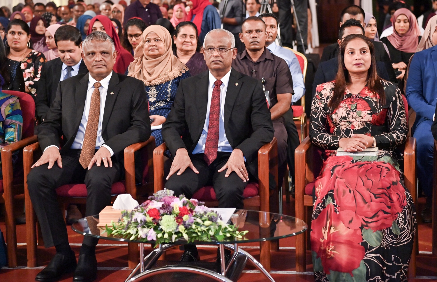 ރައީސް ދެއްވާ ހާއްސަ ސްކޮލަޝިޕާއި ހައި އެޗީވާސް ސްކޮލަޝިޕްގެ ލިޔުން ހަވާލު ކުރުމަށް ގިޔާސުއްދީން ސްކޫލުގައި ބޭއްވި ހަފުލާގައި ރައީސް އިބްރާހިމް މުހައްމަދު ސޯލިހާއި(މ)، އެޑިއުކޭޝަން މިނިސްޓަރު އައިޝަތު އަލީ(ކ) އަދި ހަޔާ އެޑިއުކޭޝަން މިނިސްޓަރު ޑރ. އިބްރާހިމް ހަސަން(ވ) ބައިވެރިވެ ވަޑައިގަންނަވަނީ.-- ފޮޓޯ: ރައީސް އޮފީސް