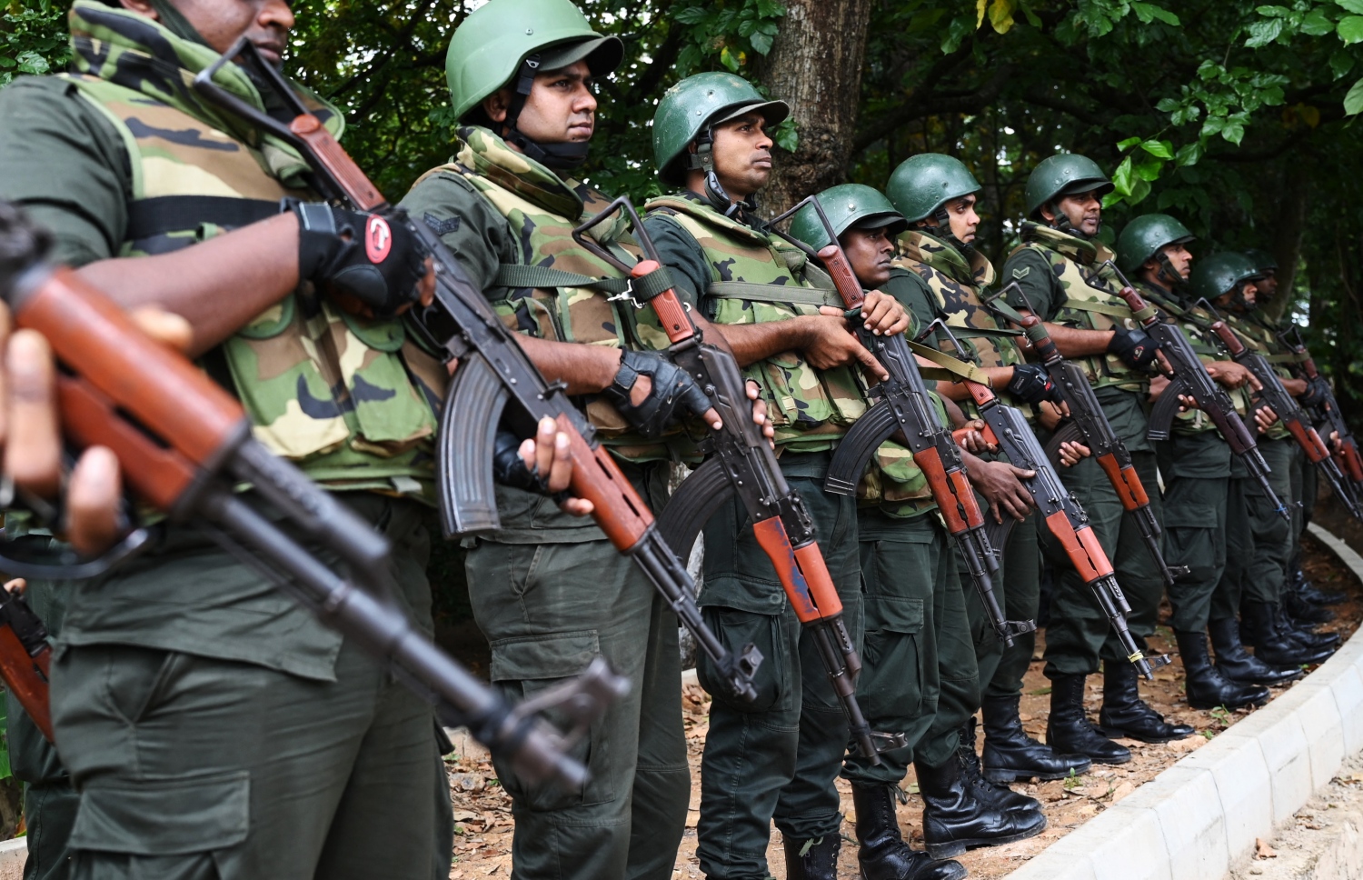 ޖުލައި 20، 2022: ސްރީ ލަންކާގެ ރައީސްގެ މަގާމަށް ބޭފުޅަކު އިންތިޚާބު ކުރުމުގެ މަސައްކަތް ކުރިއަށް ދިޔަ ވަގުތު، އެ ގައުމުގެ ގާނޫނު ހަދާ މަޖިލިސް ހުންނަ ސަރަހައްދުގައި ސިފައިން ސަލާމަތީ ކަންތައް ބަލަހައްޓަނީ. --އޭއެފްޕީ