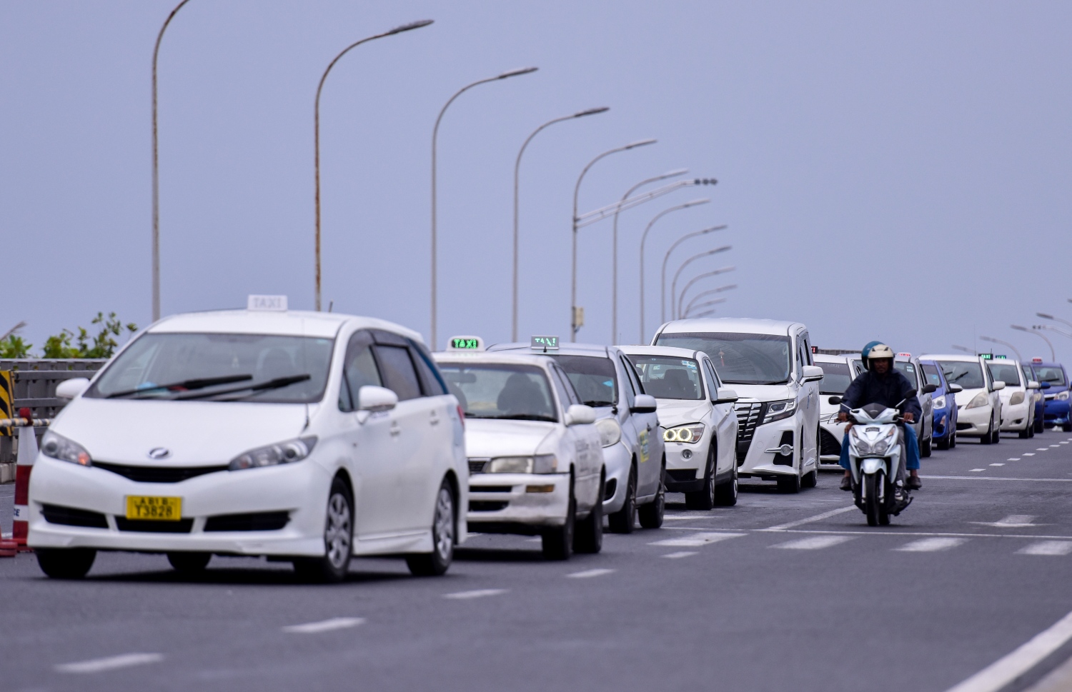 ސިނަމާލެ ބްރިޖްގައި ޓެކްސީތަކެއް ދުއްވާފައި އަންނަނީ. -- ފޮޓޯ: މިހާރު