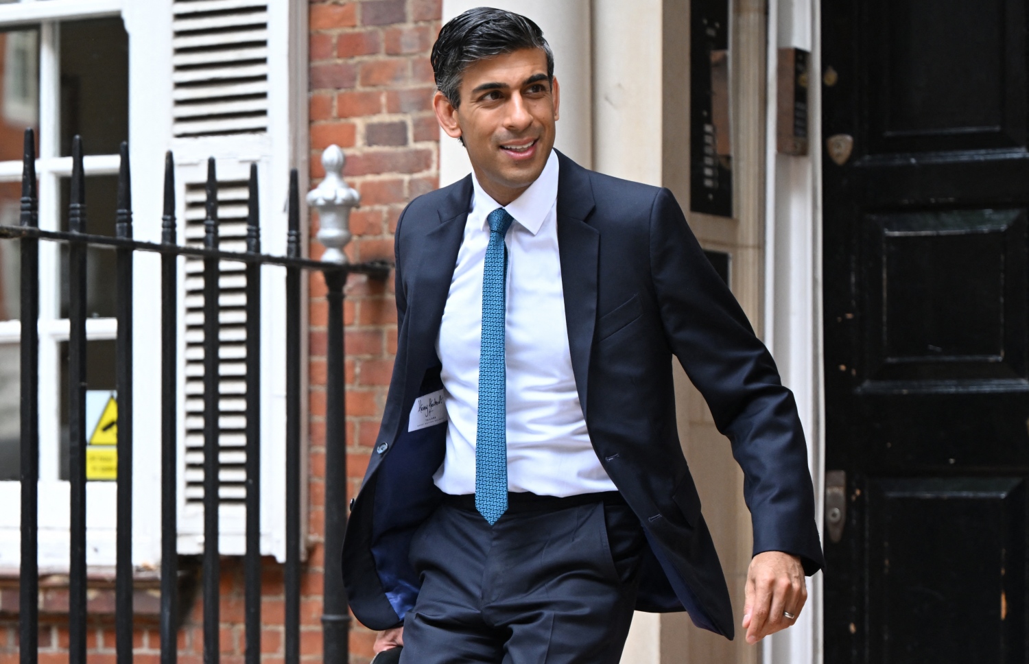 އިނގިރޭސި ވިލާތުގެ ކޮންޒަވޭޓިވް ޕާޓީގެ ލީޑަރުކަމަށް ވާދަކުރައްވާ، އެ ގައުމުގެ ކުރީގެ މާލީ ވަޒީރު ރިޝީ ސުނަކް، ޖުލައި 20، 2022 ގައި އޮތް ބައްދަލުވުމަކަށް ފަހު ކެމްޕޭން އޮފީހުން ނުކުމެވަޑައިގަންނަވަނީ. --އޭއެފްޕީ