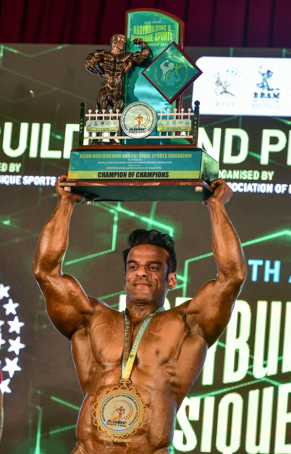 އޭޝިއަން ބޮޑީ ބިލްޑިން ޗެމްޕިއަންޝިޕްގެ ފައިނަލް އިވެންޓުގައި މިސްޓަ އޭޝިއާގެ މަގާމު ހޯދި އިންޑިއާގެ ޔަތިންދްރަ ސިންހް މިސްޓަ އޭޝިއާގެ ޓްރޮފީ އާއެކު.--- ފޮޓޯ: ނިޝާން އަލީ/މިހާރު