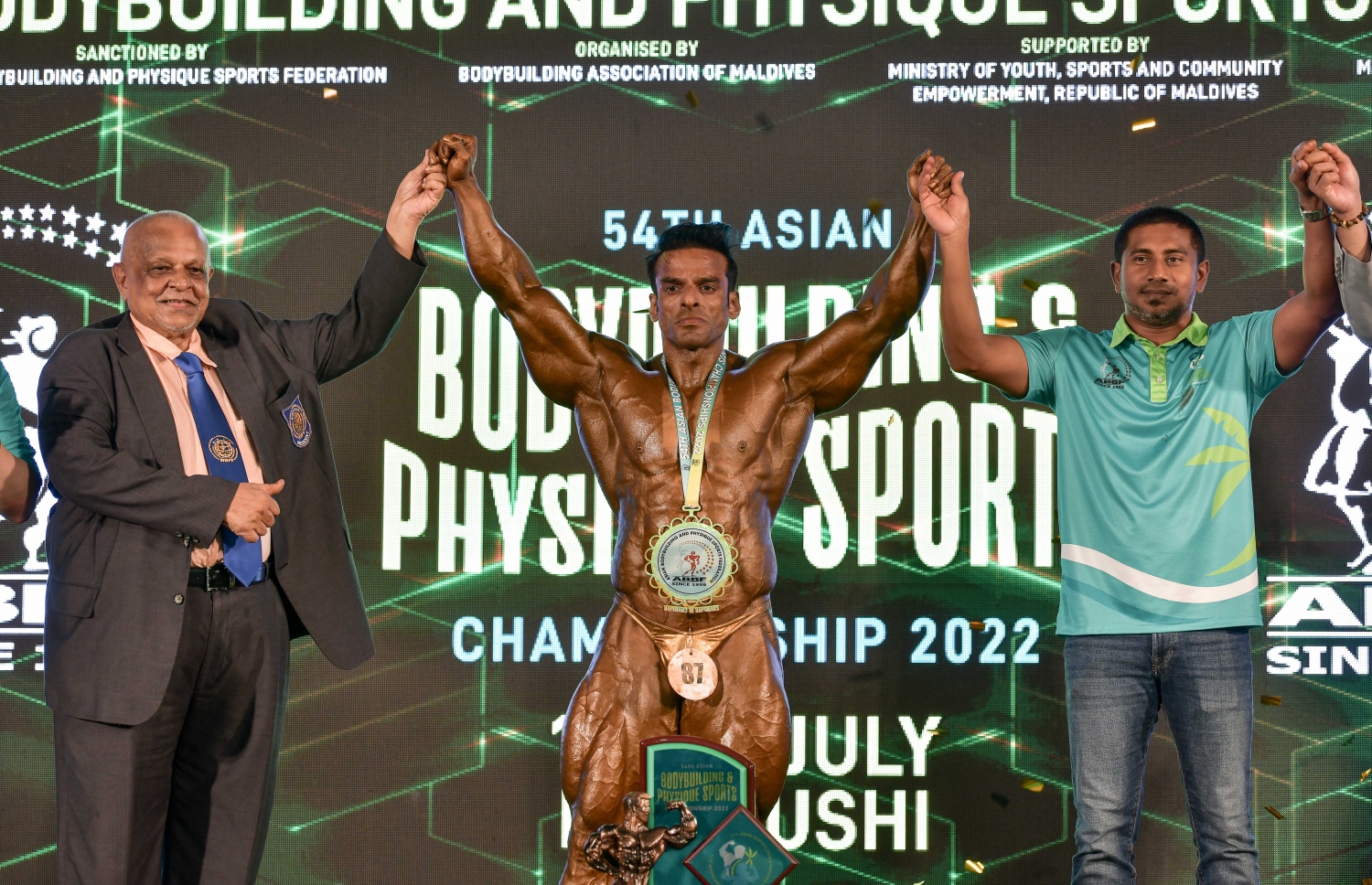 މިސްޓަ އޭޝިއާގެ ޓައިޓަލް ހޯދި ޔަތިންދްރަ ސިންހް އާއެކު، ސްޕޯޓްސް މިނިސްޓަރު އަހްމަދު މަހްލޫފް އާއި އޭޗީއަން ބޮޑީ ބިލްޑިން ފެޑެރޭޝަންގެ ރައީސް ޕޯލް ޗުއާ --- ފޮޓޯ: ނިޝާން އަލީ | މިހާރު