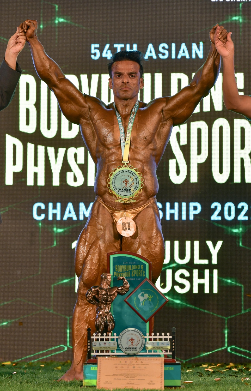 އޭޝިއަން ބޮޑީ ބިލްޑިން ޗެމްޕިއަންޝިޕްގެ ފައިނަލް އިވެންޓުގައި މިސްޓަ އޭޝިއާގެ މަގާމު ހޯދި އިންޑިއާގެ ޔަތިންދްރަ ސިންހް މިސްޓަ އޭޝިއާގެ ޓްރޮފީ އާއެކު.--- ފޮޓޯ: ނިޝާން އަލީ/މިހާރު