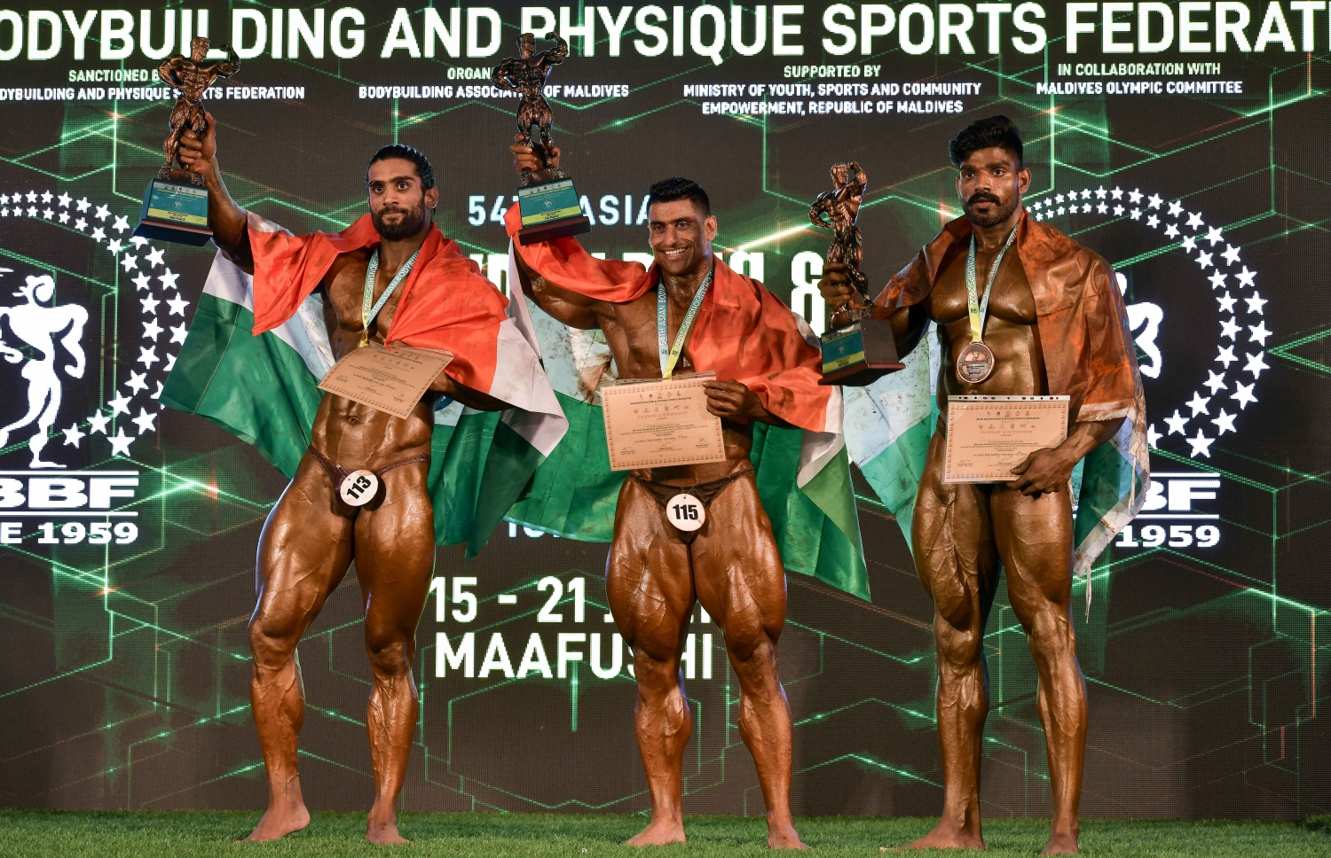 އޭޝިއާގެ ބޮޑީ ބިލްޑިން ޗެމްޕިއަންޝިޕްގައި ފައިނަލް އިވެންޓަކުން ވަނަތަކަށް ދިޔަ ބައިވެރިން މެޑަލްއާއެކު.--- ފޮޓޯ: ނިޝާން އަލީ/މިހާރު