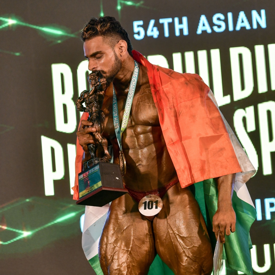 އޭޝިއަން ބޮޑީ ބިލްޑިން ޗެމްޕިއަންޝިޕްގައި ފައިނަލް އިވެންޓްތަކުން 1 ވަނަ ލިބުނު އިންޑިއާގެ އެތުލީޓަކު އުފާފާޅުކުރަނީ.--- ފޮޓޯ: ނިޝާން އަލީ/މިހާރު