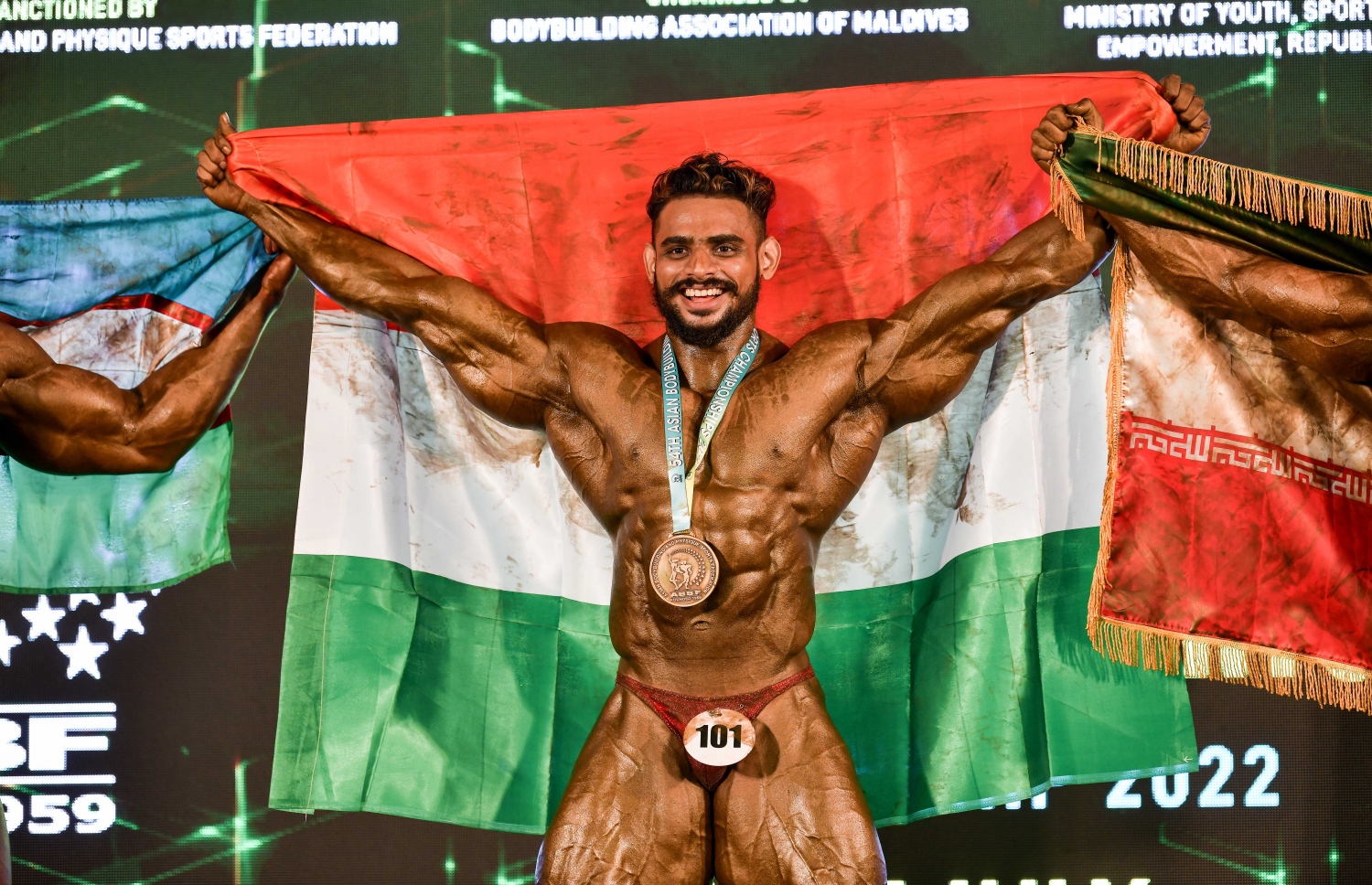 އޭޝިއަން ބޮޑީ ބިލްޑިން ޗެމްޕިއަންޝިޕްގައި ފައިނަލް އިވެންޓްތަކުން 1 ވަނަ ލިބުނު އިންޑިއާގެ އެތުލީޓަކު އުފާފާޅުކުރަނީ.--- ފޮޓޯ: ނިޝާން އަލީ/މިހާރު