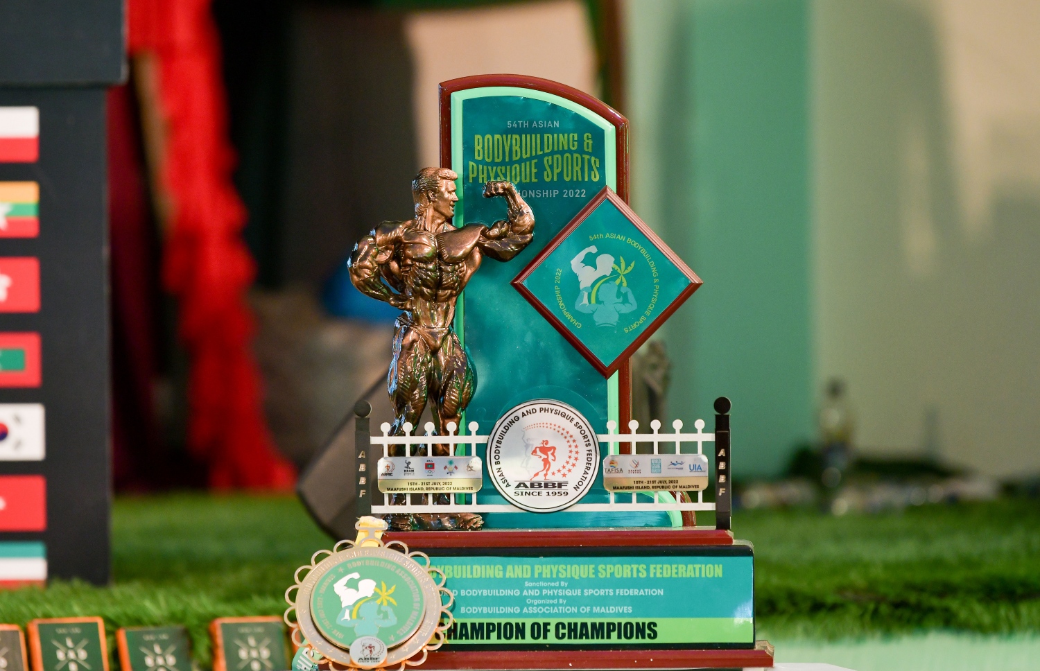 އޭޝިއަން ބޮޑީ ބިލްޑިން ޗެމްޕިއަންޝިޕްގެ މިިސްޓަ އޭޝިއާގެ ޓްރޮފީ.--- ފޮޓޯ: ނިޝާން އަލީ/މިހާރު