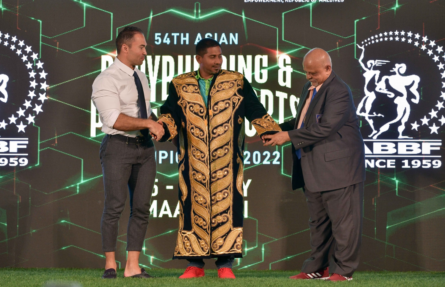 އޭޝިއަން ބޮޑީ ބިލްޑިން ޗެމްޕިއަންޝިޕްގެ ނިންމުމުގެ ރަސްމިއްޔާތުގައި ސްޕޯޓްސް މިނިސްޓަރު އަހްމަދު މަހްލޫފް އާއި އޭޗީއަން ބޮޑީ ބިލްޑިން ފެޑެރޭޝަންގެ ރައީސް ޕޯލް ޗުއާ ބައިވެރިވަނީ .--- ފޮޓޯ: ނިޝާން އަލީ/މިހާރު