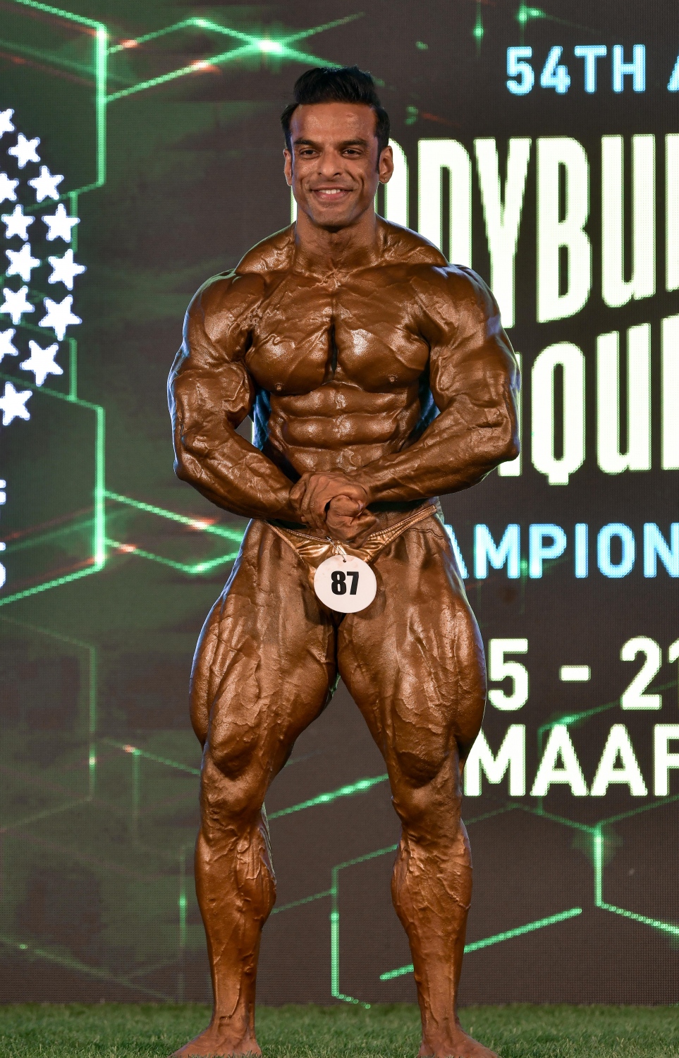 އޭޝިއަން ބޮޑީ ބިލްޑިން ޗެމްޕިއަންޝިޕްގެ ފައިނަލް އިވެންޓުގައި މިސްޓަ އޭޝިއާގެ މަގާމު ހޯދި އިންޑިއާގެ ޔަތިންދްރަ ސިންހް ވާދަކުރަނީ.--- ފޮޓޯ: ނިޝާން އަލީ/މިހާރު