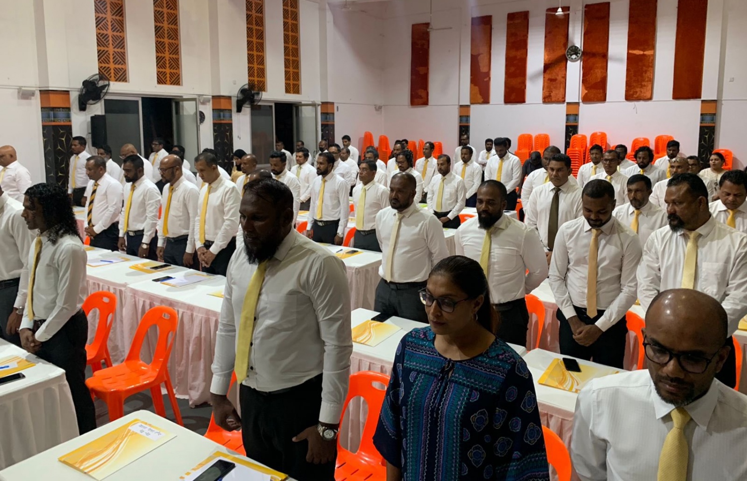 އިމާދުއްދީން ސްކޫލްގައި ރޭ ބޭއްވި އެމްޑީޕީގެ ގައުމީ މަޖިލީހުގައި ޖަލްސާގައި ބައިވެރިވި ބައެއް މެމްބަރުން.-- ފޮޓޯ: އެމްޑީޕީ