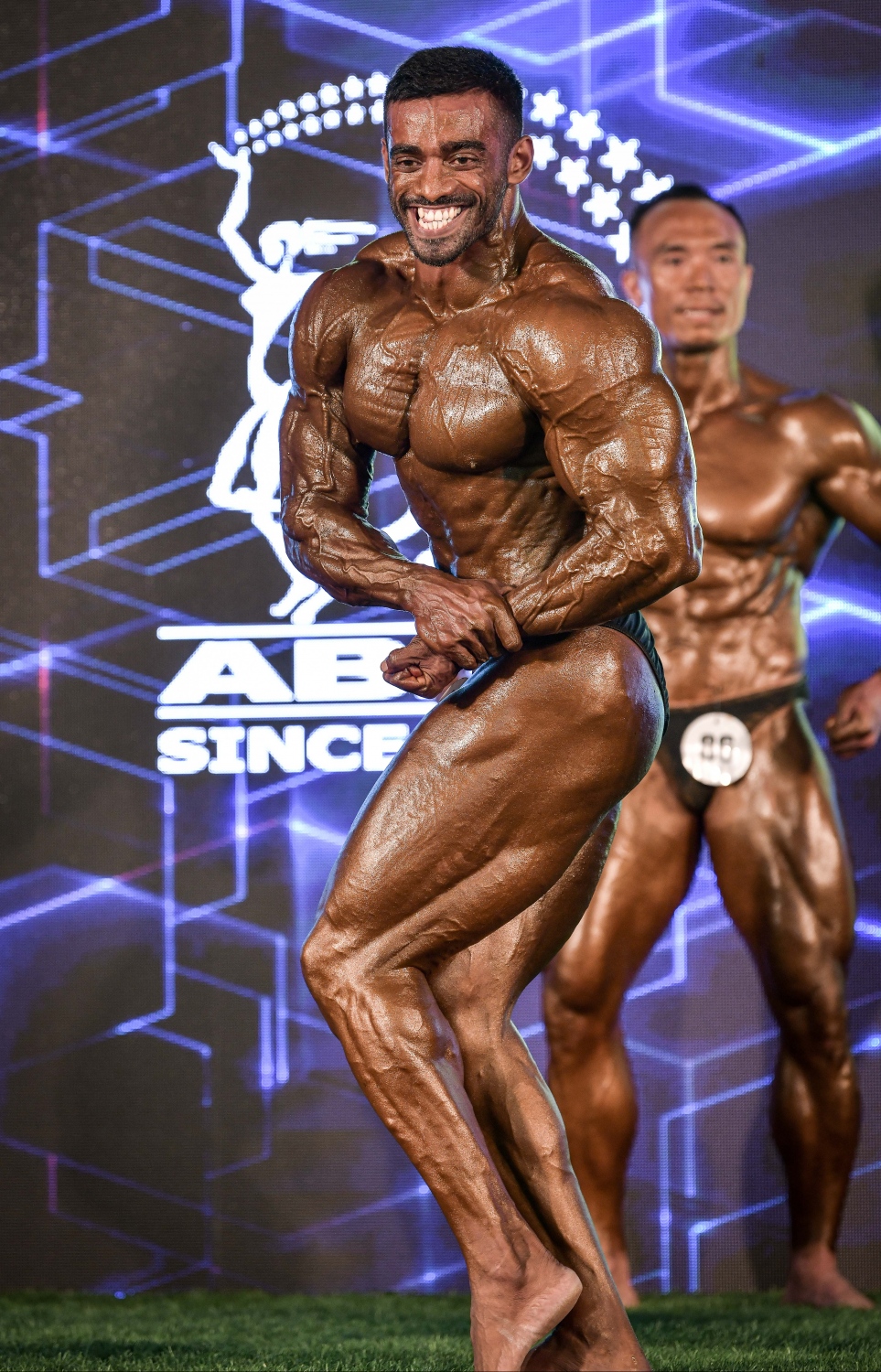 އޭޝިއަން ބޮޑީ ބިލްޑިން ޗެމްޕިއަންޝިޕްގައި ދިވެހި ޓީމުގެ މުހައްމަދު ޔާމީން (ޔާމްބެ) އޭނާގެ ހަށިގަނޑު ޖަޖުންނަށް ދައްކާލަނީ.--- ފޮޓޯ: ނިޝާން އަލީ/މިހާރު