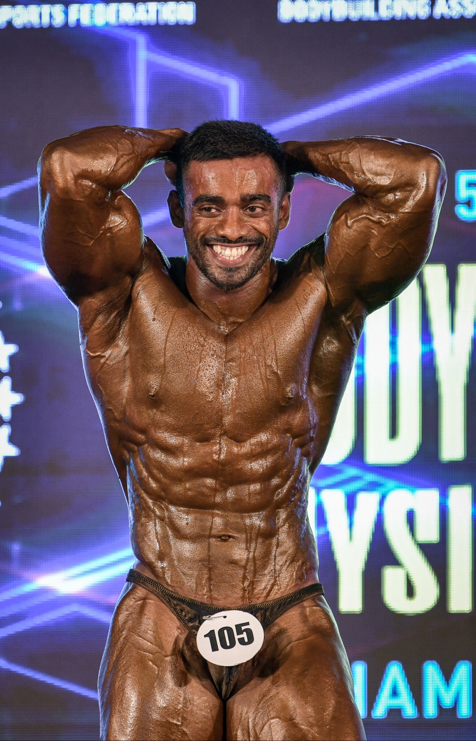 އޭޝިއަން ބޮޑީ ބިލްޑިން ޗެމްޕިއަންޝިޕްގައި ދިވެހި ޓީމުގެ މުހައްމަދު ޔާމީން (ޔާމްބެ) އޭނާގެ ހަށިގަނޑު ޖަޖުންނަށް ދައްކާލަނީ.--- ފޮޓޯ: ނިޝާން އަލީ/މިހާރު