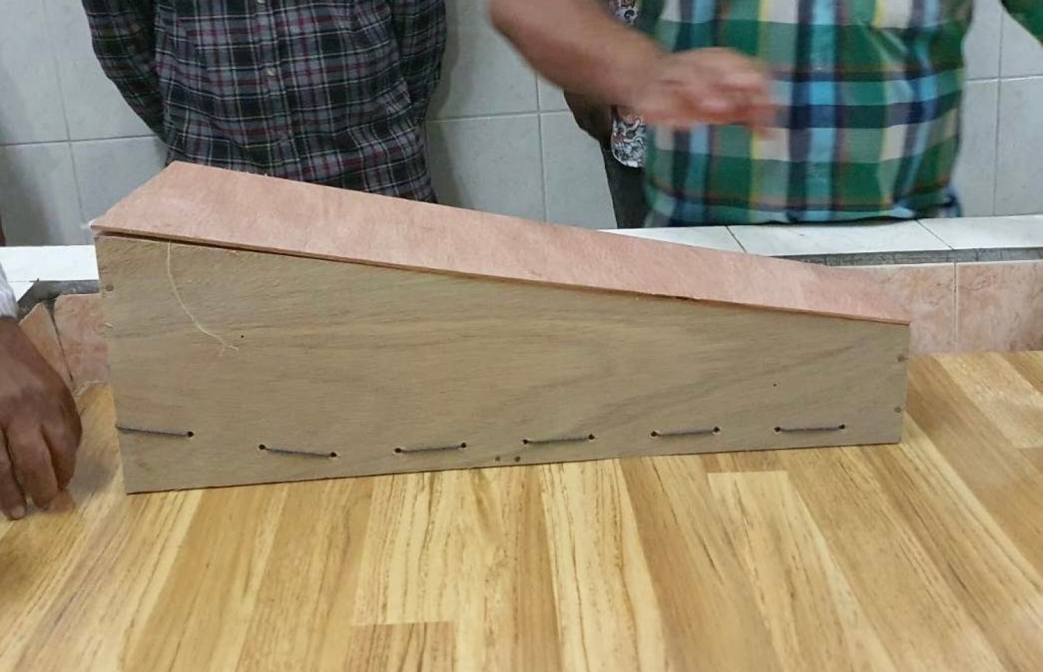 ހުޅުމާލޭ ހޮސްޕިޓަލްގެ އިހުމާލުން މަރުވި ކަމަށް ބުނާ ތުއްތު ކުއްޖާގެ ޖަނާޒާ.