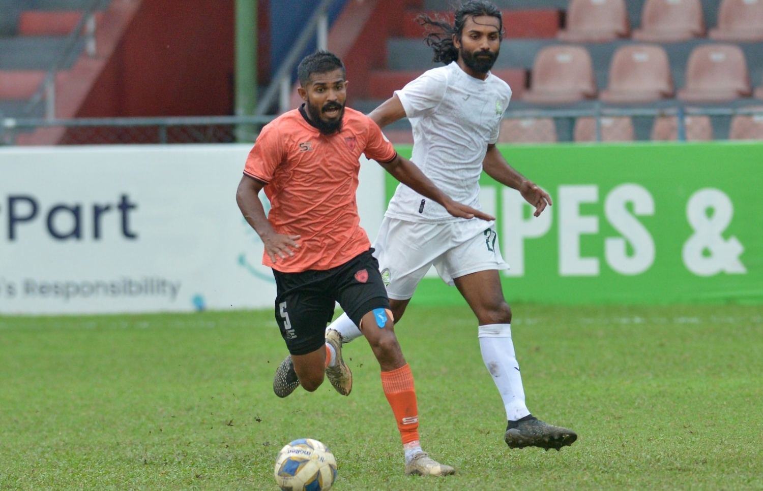 އީގަލްސްގެ އަހްމަދު ހަސަން (އަންމަޑޭ) ބޯޅަ ފޮނުވާލަނީ --- ފޮޓޯ: އެފްއޭއެމް