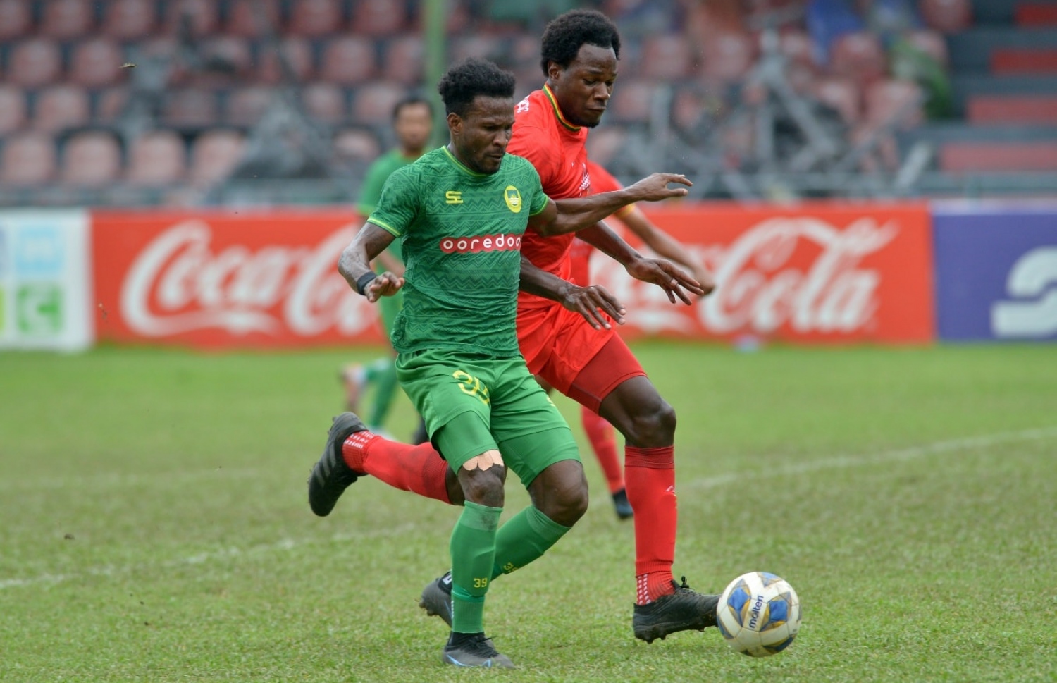 މާޒިޔާގެ ކޯނޭލިއަސް ސްޓެވާޓް (ކވ) އަތުން ބޯޅަ ހޯދަން ގްރާންޑޭގެ ޑިފެންޑަރު އީވާން (ކ) މަސައްކަތް ކުރަނީ: އީވާން ވަނީ މެޗުގައި މާޒިޔާގެ ހަމަލާތައް ހުއްޓުވުމުގައި ރަނގަޅު ކުޅުމެއް ދައްކާފަ --- ފޮޓޯ: އެފްއޭއެމް