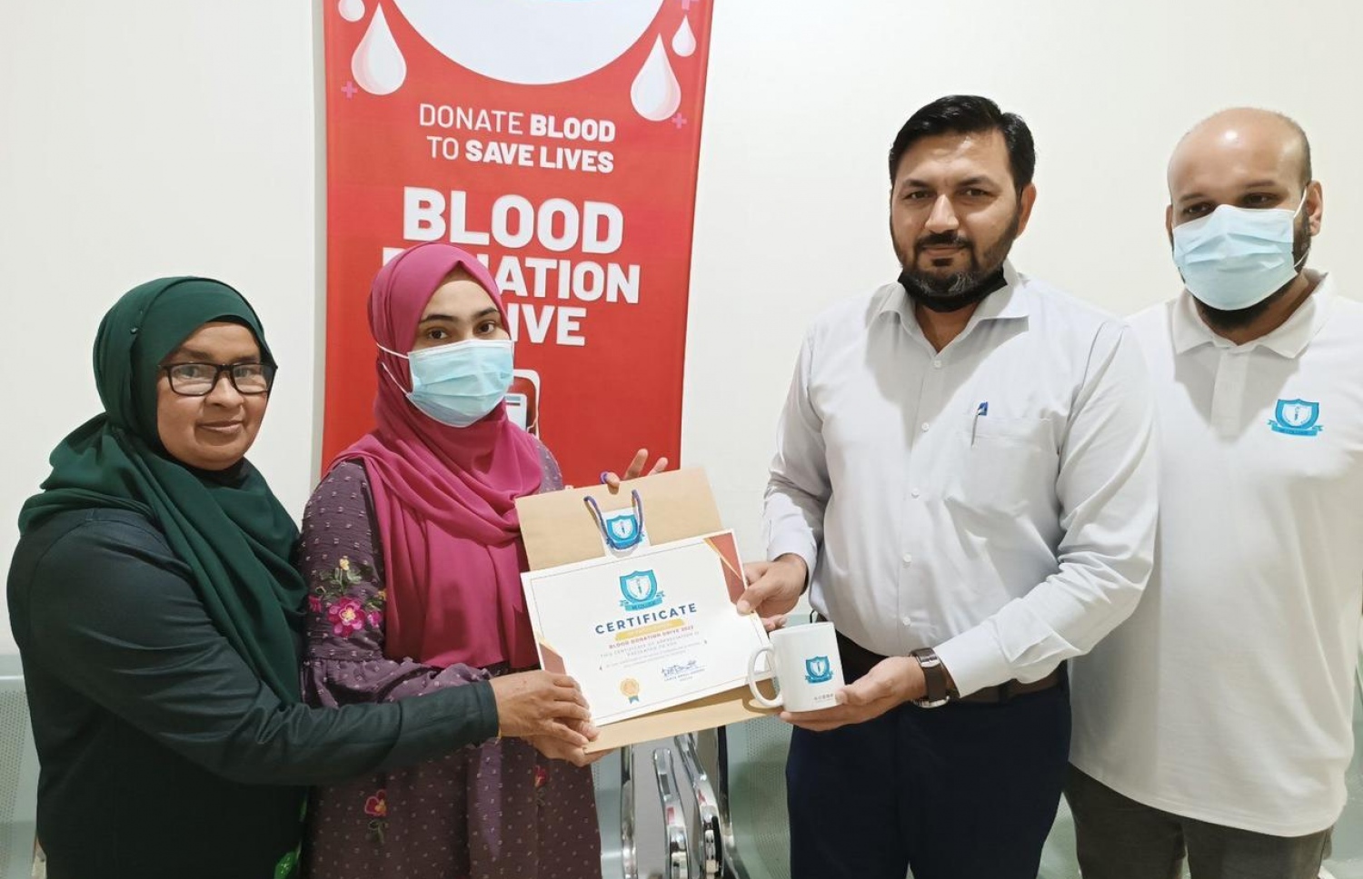 ލޭ ހަދިޔާ ކުރި މީހުންގެ އަގުވަޒަން ކުރުމުގެ ގޮތުން ހަނދާނީ ލިއުމާއި ހަދިޔާ ހަވާލަކުރަނީ ---ފޮޓޯ: އެމްއައި ކޮލެޖް