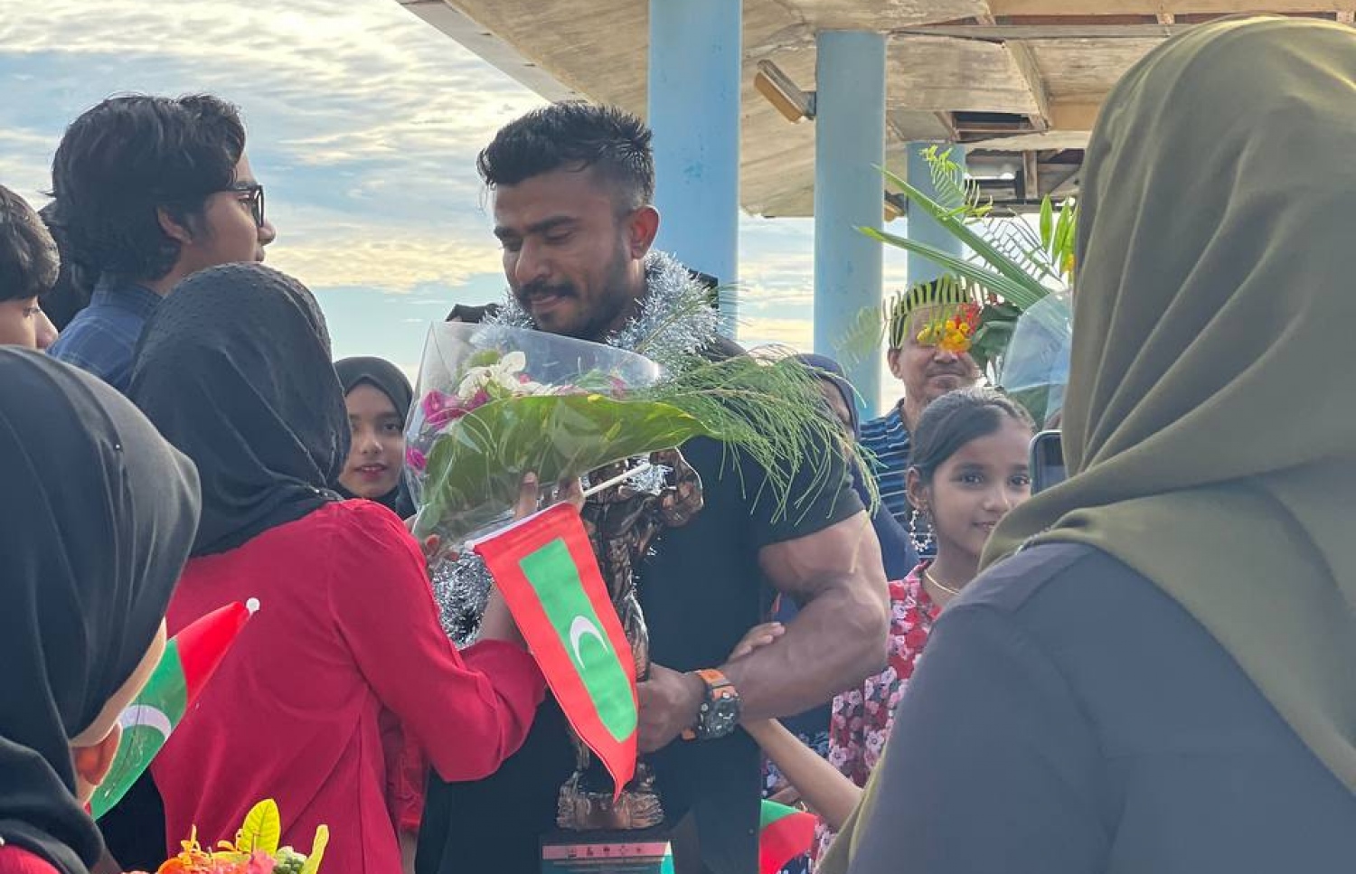 އަޒްނީން ވިލިނގިއްޔަށް ފޭބުމުން އޭނާ އަށް މަރުހަބާ ކިޔަނީ: އޭޝިއާގެ މުބާރާތުން އޭނާ ވަނީ ރަން މެޑަލް ހޯދާފަ