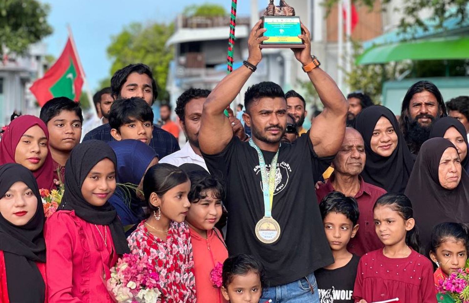 އަޒްނީމް އޭނާގެ އުފަން ރަށަށް ދިއުމުން މަރުހަބާ ކިޔަނީ.