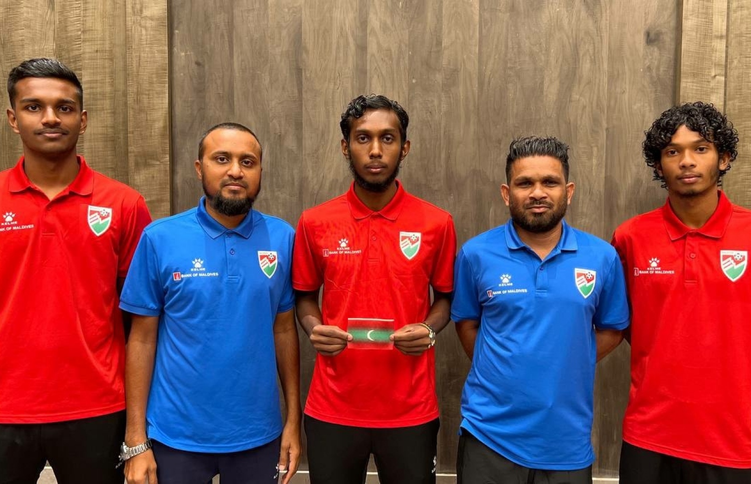 ޓީމުގެ ކެޕްޓަން ހުމެއިދު (ކ) އަދި ވައިސް ކެޕްޓަނުންނަށް ހަމަޖައްސާފައިވާ އަހުނަފް (ކ) އަދި މީސަމް (ވ) އާއެކު، ކޯޗު ޝާކިއްޓޭ (ކ-2) އާއި މެނޭޖަރު އަބީރު (ވ-2). -- ފޮޓޯ: އެފްއޭއެމް