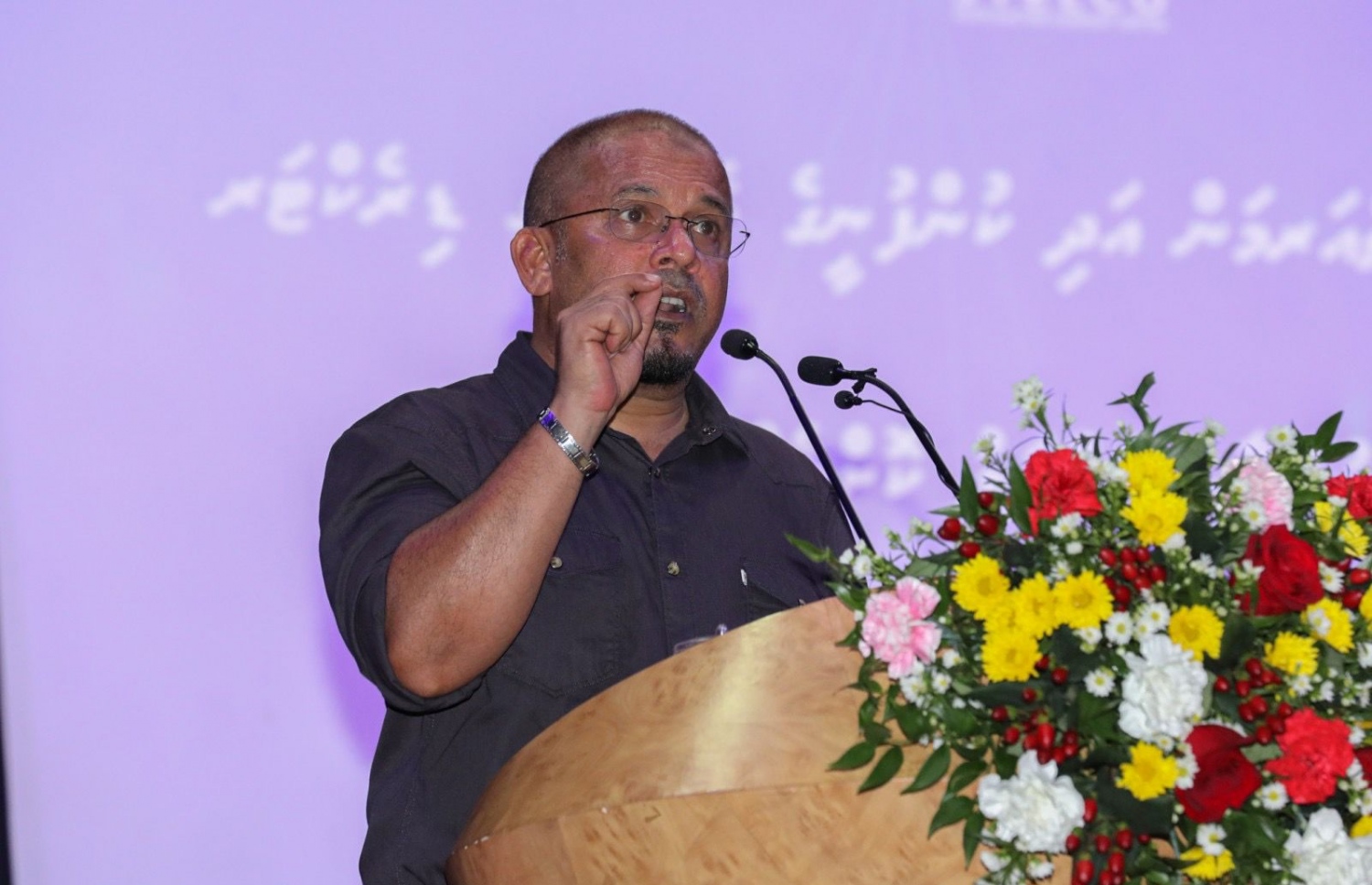 ސްޓެލްކޯގެ މެނޭޖިން ޑިރެކްޓަރު އަހުމަދު ޝަރީފް މުވައްޒަފުންނާ ބައްދަލުކުރައްވާ ވާހަކަ ދައްކަވަނީ-- ފޮޓޯ: ސްޓެލްކޯ