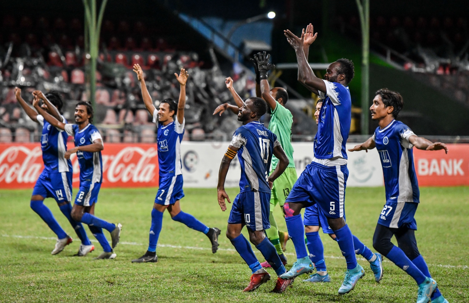 ނިއުގެ ކުޅުންތެރިން ސަޕޯޓަރުންނަށް ހަނާ އަޅާލަނީ: ނިއުގެ ޗެއމަން ވާސިފް ވިދާޅުވީ ކްލަބް ފުޓްބޯޅައިގެ ފޯރި އަލުން ގެނެވޭނެކަން އެ މެޗުން ހާމަކޮށް ދެވުނު ކަމަށް --- ފޮޓޯ: ނިޝާން އަލީ | މިހާރު