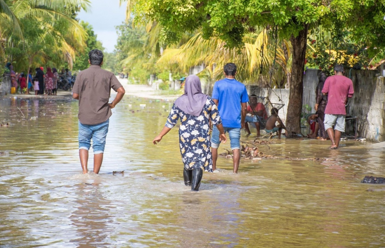 ގދ. ފިޔޯރީ އަށް އުދައަރައި މަގެއްގައި ލޮނުގަނޑު ހެދިފައި -- ފޮޓޯ: އާސިފް | ފޭސްބުކް