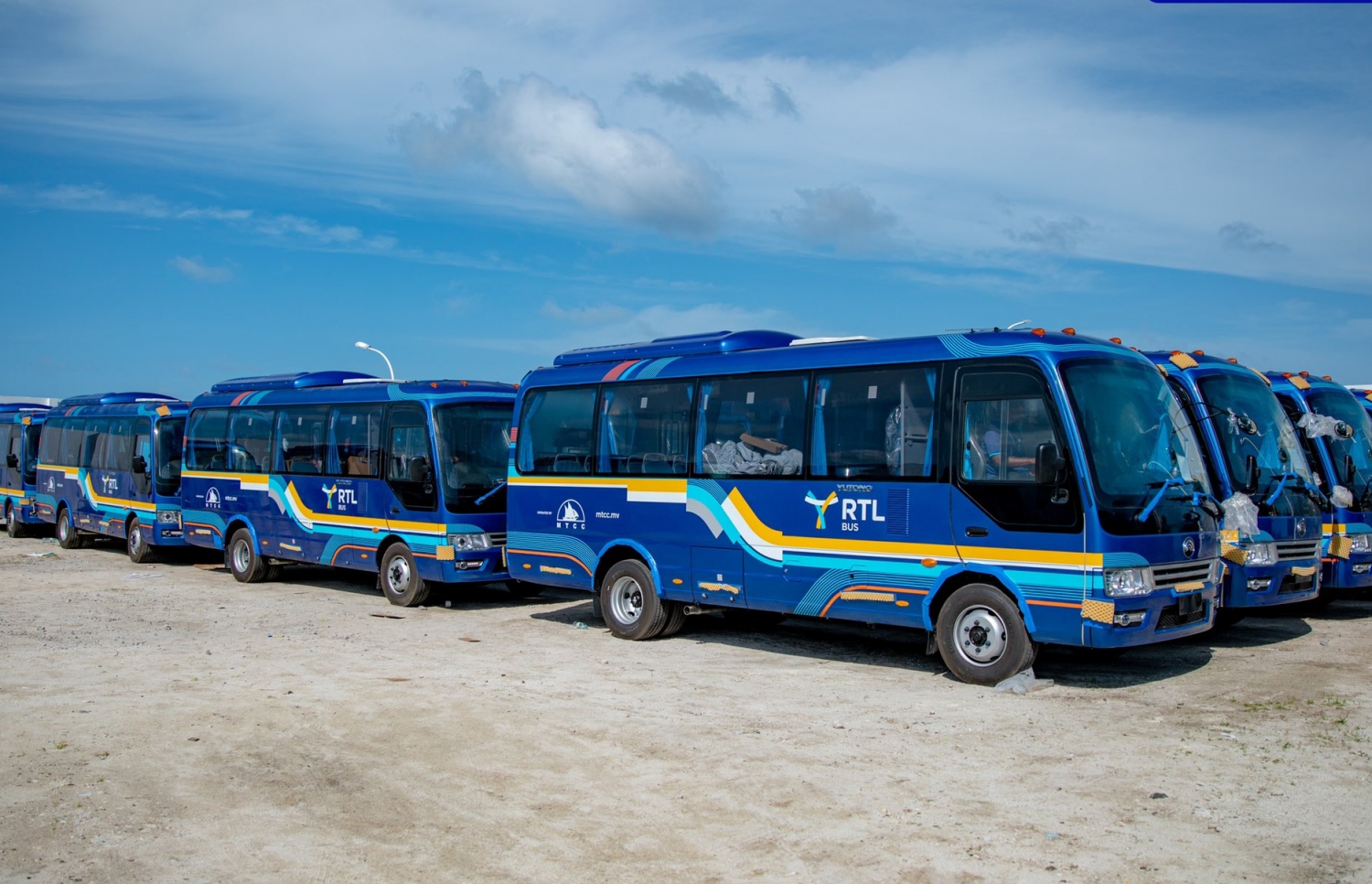 މާލެ އާއި ބައެއް ރަށްރަށުގައި މިނީ ބަހުގެ ހިދުމަތް ފެށުމަށް އެމްޓީސީސީން ގެނައި ބަސްތައް---ފޮޓޯ: އެމްޓީސީސީ