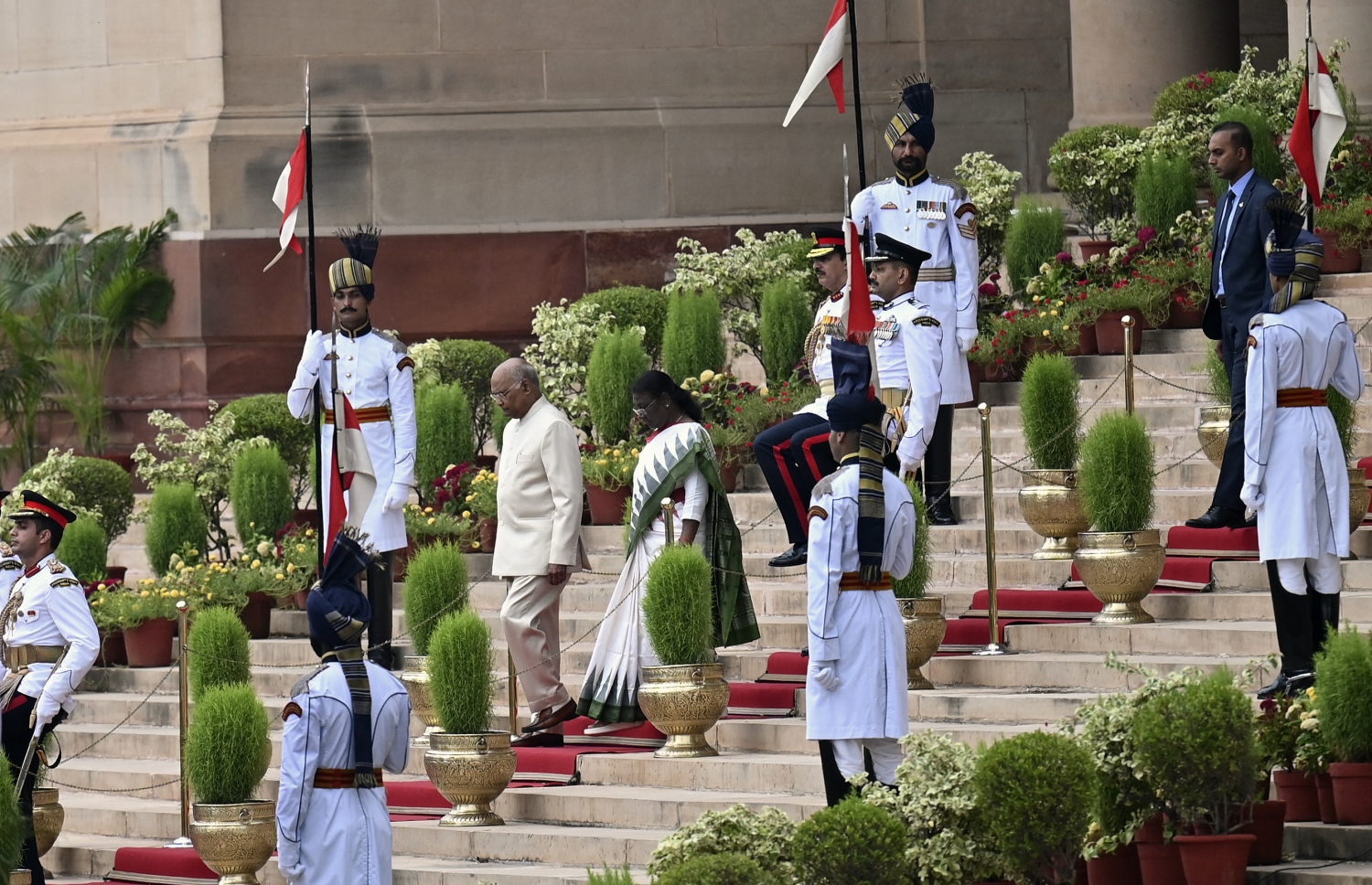 ޖުލައި 25، 2022؛ އިންޑިއާގެ 15 ވަނަ ރައީސްކަމުގެ މަގާމާ ހަވާލުވެވަޑައިގެންނެވި ދުރޯޕަދީ މުރްމޫ، އާއި މަގާމުގެ ދައުރު ހަމަކުރެއްވި ރައީސް ރާމް ނާތު ކޯވިންދު، އިންޑިއާގެ ސިފައިންގެ އޮނަ ގާޑެއް ޝަރަފުވެރިކޮށްދެއްވުމަށް ވަޑައިގަންނަވަނީ. -- އޭއެފްޕީ