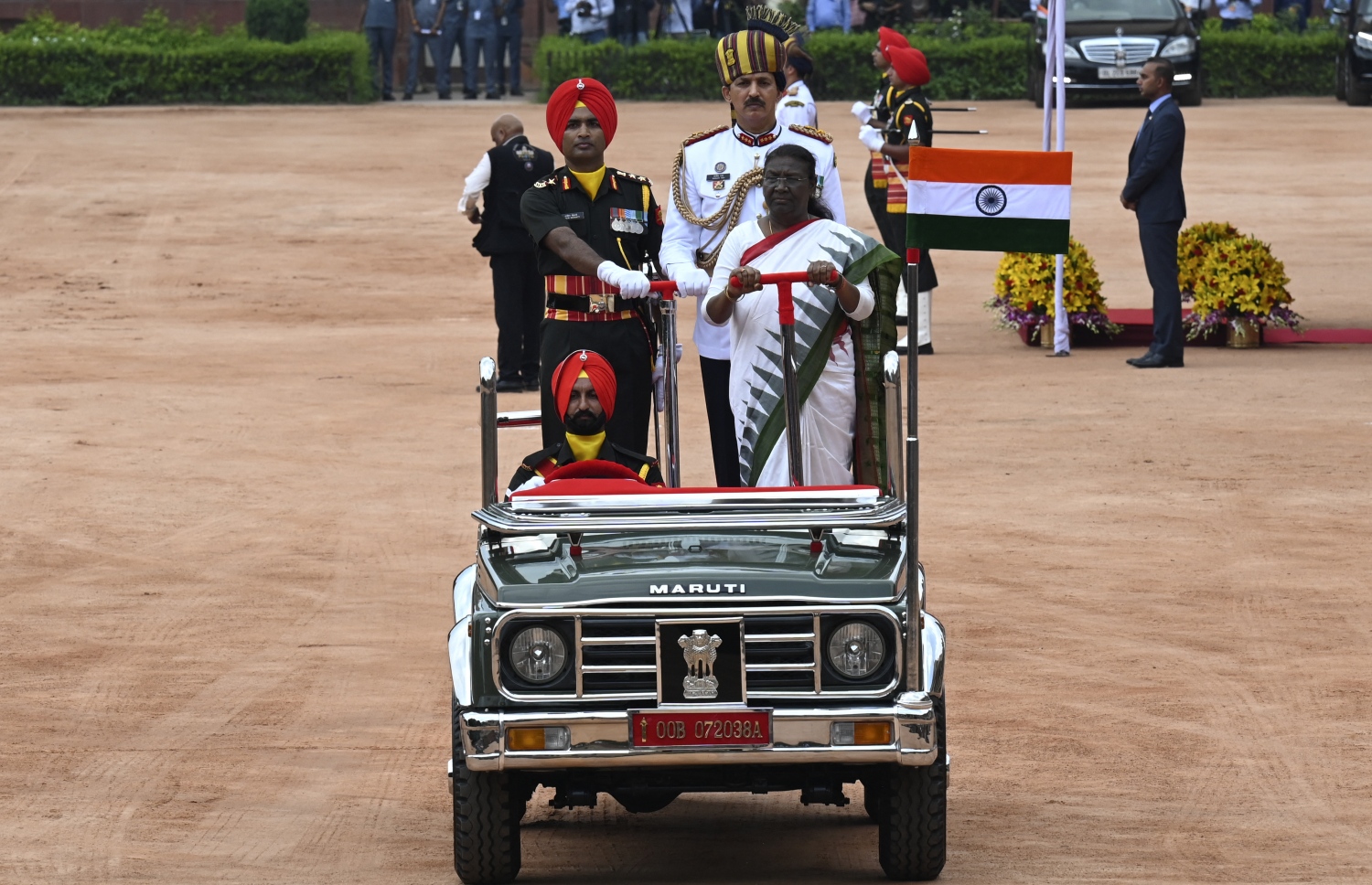 ޖުލައި 25، 2022؛ އިންޑިއާގެ 15 ވަނަ ރައީސްކަމުގެ މަގާމާ ހަވާލުވެވަޑައިގެންނެވި ދުރޯޕަދީ މުރްމޫ، އިންޑިއާގެ ސިފައިންގެ އޮނަ ގާޑެއް ޝަރަފުވެރިކޮށްދެއްވަނީ. -- އޭއެފްޕީ