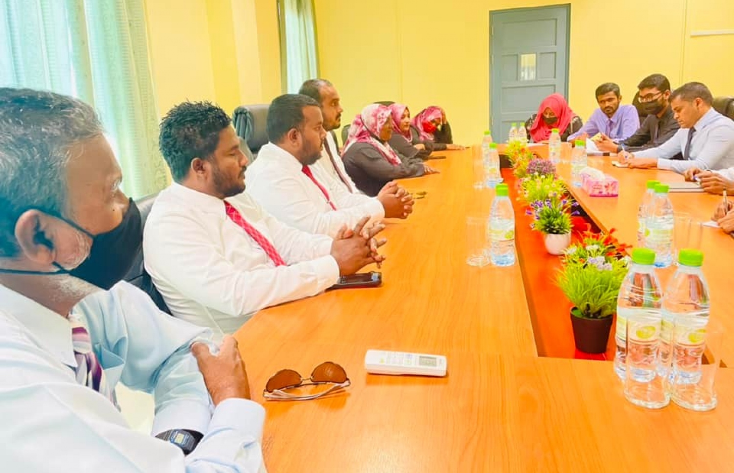 ދުވާފަރު ކައުންސިލްގެ މެމްބަރުން ބައްދަލުވުމެއްގައި ބައިވެރިވެވަޑައިގަންނަވަނީ: ކޮރަޕްޝަންގެ ތުހުމަތުވާ މެމްބަރުންގެ މައްޗަށް ދައުވާކުރުމަށް ވަނީ ފޮނުވައިފައި. -- ފޮޓޯ: ދުވާފަރު ކައުންސިލް ފޭސްބުކް