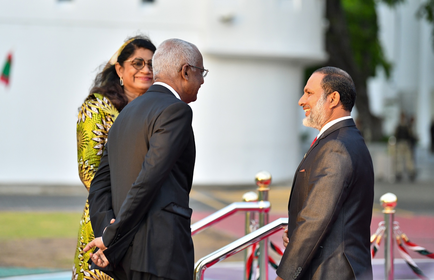 މި އަހަރުގެ މިނިވަން ދުވަހުގެ ދިދަ ނެގުމަށް ޖުމްހޫރީ މައިދާނުގައި ބޭއްވި ރަސްމިއްޔާތަށް ފަހު، ރައީސް އިބްރާހިމް މުހައްމަދު ސޯލިހާއި ހޯމް މިނިސްޓަރު އިމްރާން އަބްދުﷲ އަދި ޑިފެންސް މިނިސްޓަރު މާރިޔާ އަހުމަދު ދީދީ ސަމާސާއެއް ކުރައްވަނީ---ފޮޓޯ: ފަޔާޒު މޫސާ| މިހާރު