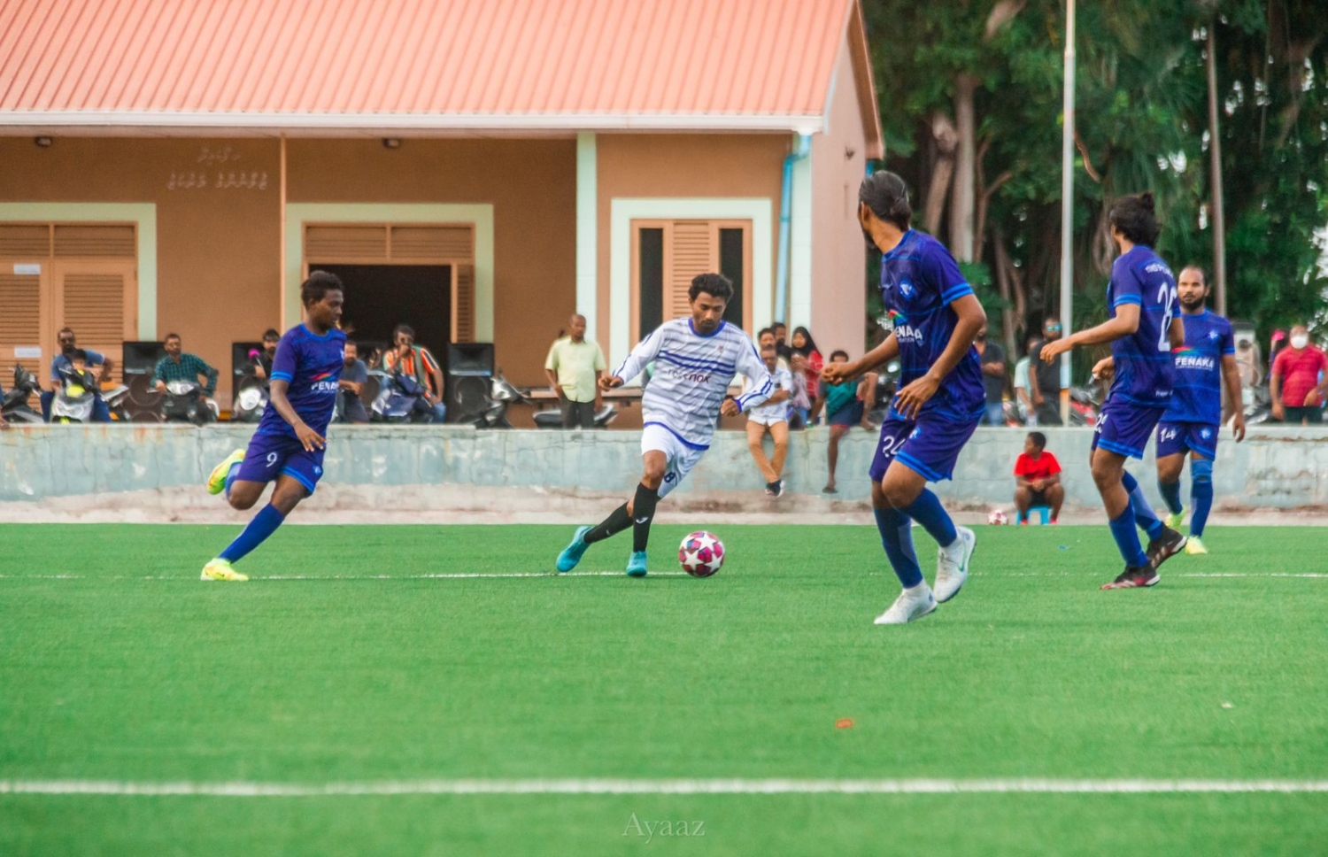 ރަށެއްގައި ކުޅުނު ދިވެހި ލީގު ކޮލިފައިން މެޗެއްގެ ތެރެއިން: އެ މަސައްކަތުގައި ވެސް އެފްއޭއެމްގެ މުވައްޒަފުން ޝާމިލުވި ---- ފައިލް ފޮޓޯ