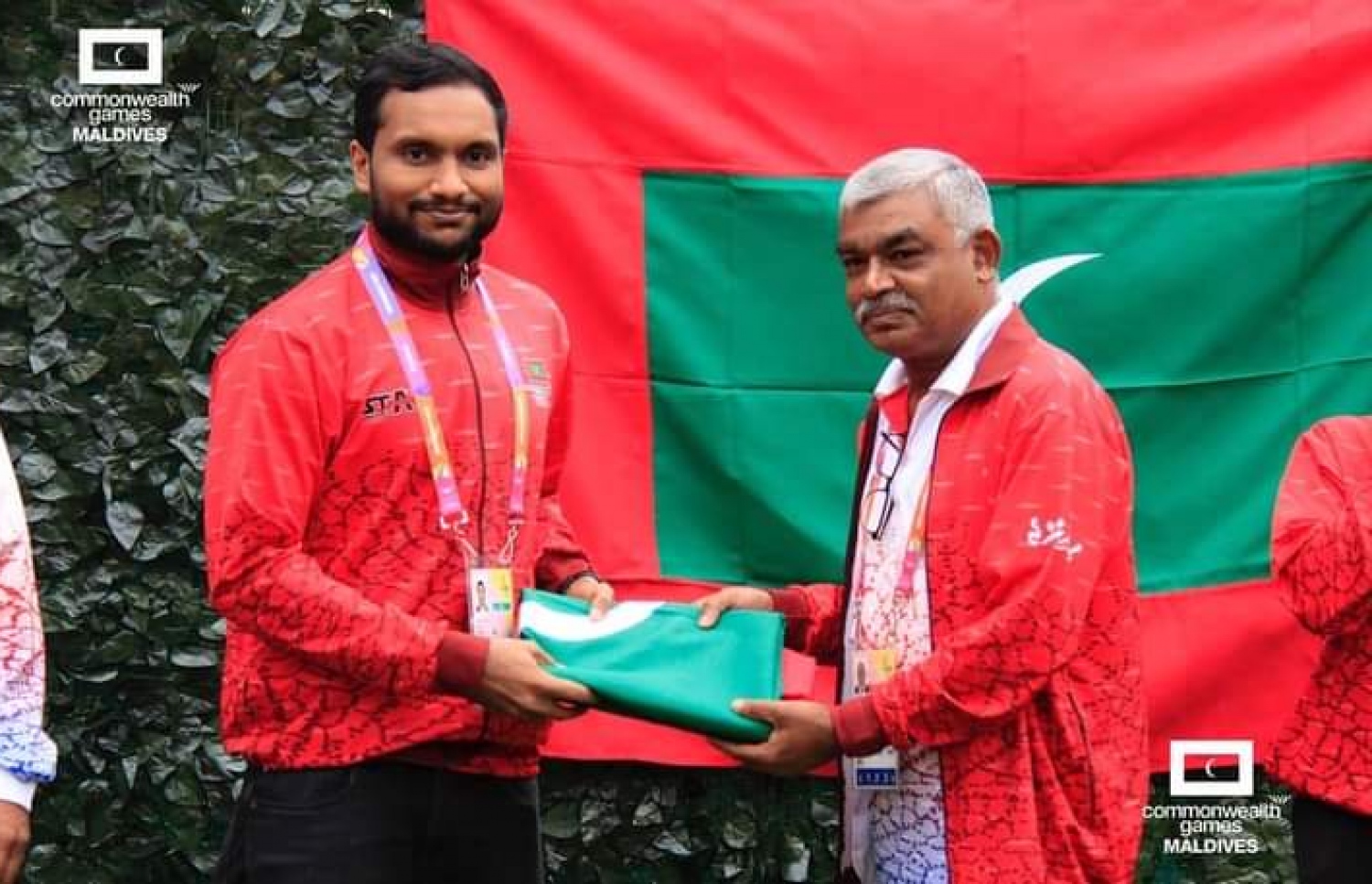 އޮލިމްޕިކް ކޮމިޓީގެ ރައީސް މުހައްމަދު އަބްދު ސައްތާރު (ކ) ޒަޔާން އަށް ދިދަ ހަވާލުކޮށް ދެއްވަނީ. --- ފޮޓޯ: އެމްއޯސީ